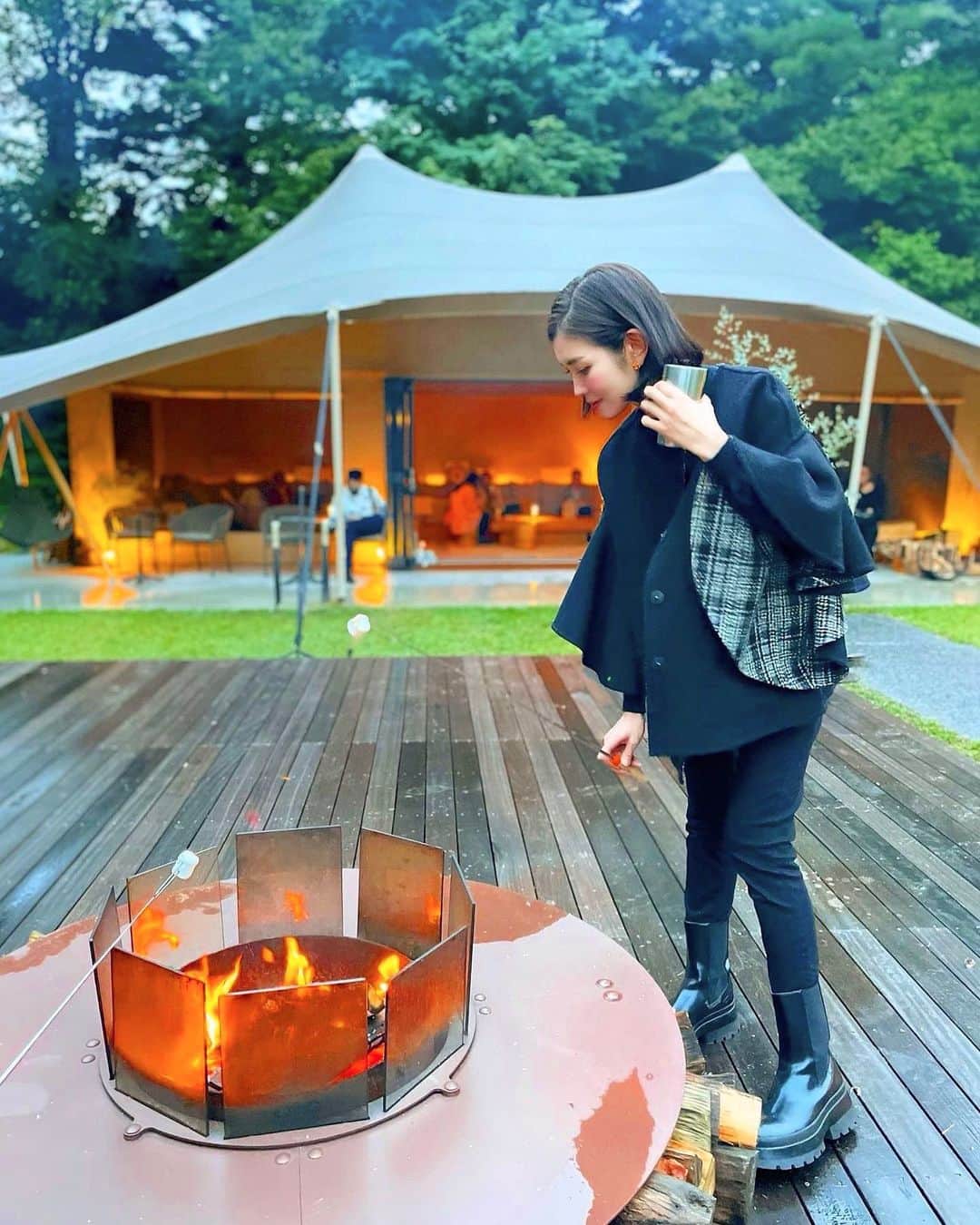 のインスタグラム：「・ #mihoktrip_karuizawa  宿の楽しみのひとつだった、 焚き火ラウンジ。 16:30〜屋外のラウンジスペースで、焚き火を囲みながら焼きマシュマロやホットワイン、サングリアや温かいスープなどを頂けるのです☺️  前回、娘はここで頂いた焼きマシュマロが美味しくて楽しくて、今回も楽しみにいました💓一泊目は雨で中止😂(その場合は屋内のラウンジでフリードリンクサービス有) 娘かなりがっかり😂  翌日は雨も上がり無事決行して頂けました✨よかった😂  雨も降って夕方だったのでかなり寒く、リバーシブルポンチョを持ってきていてよかった！」
