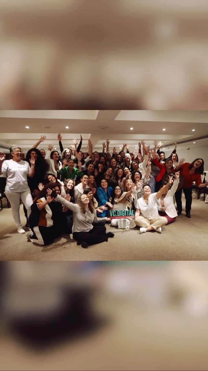 Giovanna Antonelliのインスタグラム：「E para encerrar o domingo com chave de ouro, compartilho este registro de um sábado incrível que passei ao lado das alunas do meu curso “Você Digital”. O evento ocorreu em São Paulo, no @tivolimofarrej , um grande parceiro de longa data.  Foi um dia de trocas enriquecedoras, escuta atenta, risadas e aprendizado. É muito especial estar perto e conhecer cada uma de vocês, ouvir suas histórias e compartilhar esse momento tão incrível.  Empoderar mulheres empreendedoras me enche de alegria.  Quero expressar minha gratidão aos meus parceiros que participaram deste projeto comigo, proporcionando a essas mulheres extraordinárias um kit incrível. Muito obrigada, @vizzano_oficial , @rennovaoficial , @rommanel , @giolaseroficial , @paodemelgrazigrazi , @wellabr   E você, deseja participar da próxima turma? O link está nos stories, corra lá para obter mais informações. ❤️✨」