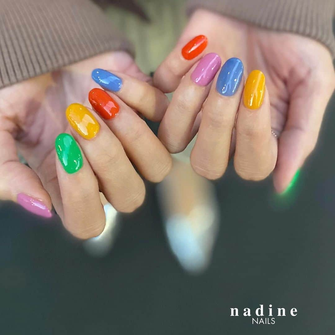 nadineNAILSさんのインスタグラム写真 - (nadineNAILSInstagram)「💚💛🩷🩵❤️💜💙🤍🧡💚  ありがとうございます☺︎꒡̈⃝   #秋ネイル   #マルチカラー  #秋色ネイル   #colorfulnails  *─────────────────────────*    * * * #個性派ネイル #シンプルネイル #ミラーネイル #オシャレネイル #大人ネイル #恵比寿ネイルサロン #nailstagram  #autumnnails #ebisunailsalon #newnails  #nadinenails #美甲 #tgel #젤네일 #네일아트 #네일스타그램 #인기네일 #btsyoko #이달의네일 #가을네일」10月16日 9時01分 - nadine_nails_