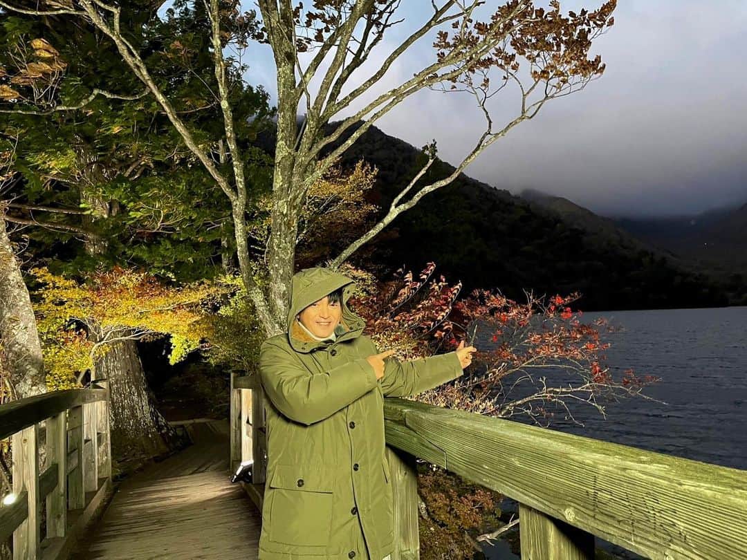 依田司さんのインスタグラム写真 - (依田司Instagram)「10月16日（月） 今年の紅葉中継1回目は、栃木県奥日光の「湯ノ湖」から。 標高1,478メートルの場所にある湖で、一周3キロ程の遊歩道は、高低差も少なく歩きやすく紅葉狩りにも最適です。 湖畔の北側には白濁の名湯「日光湯元温泉」が。反対の南側には「湯滝」があり、その先、「戦場ヶ原」、「竜頭の滝」、「中禅寺湖」へと注ぎ、日本三大名瀑の一つ、「華厳の滝」へと続いていきます。 残暑が長引き、色付き始めが遅かった奥日光の紅葉ですが、見頃の時期は例年通りとなる見通しで、今週から来週にかけて、標高の高いところから低いところへと次々に見頃となる見込み。  #奥日光湯ノ湖 #依田さん #依田司 #お天気検定 #テレビ朝日 #グッドモーニング #気象予報士 #お天気キャスター #森林インストラクター #グリーンセイバーアドバンス #プロジェクトワイルド #IPCC伝導者 #japan #japantrip #japantravel #unknownjapan #japanAdventure #japanlife #lifeinjapan #instagramjapan #instajapan #療癒 #ilovejapan #weather #weathercaster #weatherforecast」10月16日 9時02分 - tsukasa_yoda