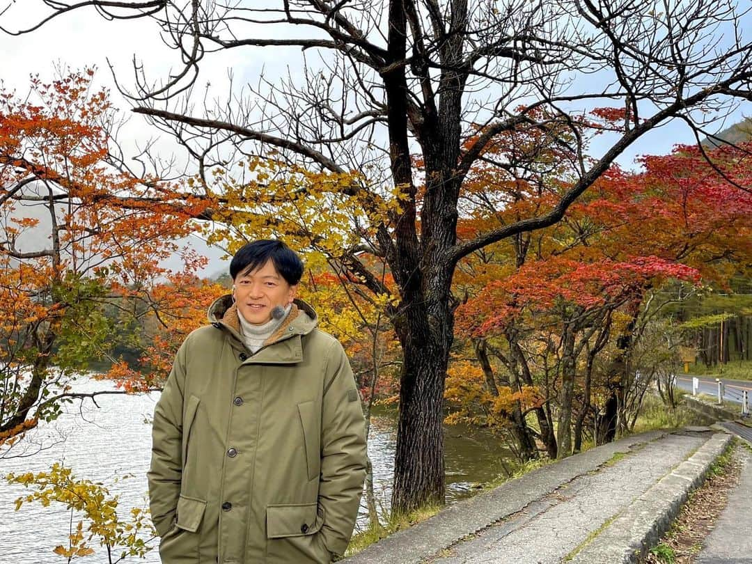 依田司のインスタグラム：「10月16日（月） 今年の紅葉中継1回目は、栃木県奥日光の「湯ノ湖」から。 標高1,478メートルの場所にある湖で、一周3キロ程の遊歩道は、高低差も少なく歩きやすく紅葉狩りにも最適です。 湖畔の北側には白濁の名湯「日光湯元温泉」が。反対の南側には「湯滝」があり、その先、「戦場ヶ原」、「竜頭の滝」、「中禅寺湖」へと注ぎ、日本三大名瀑の一つ、「華厳の滝」へと続いていきます。 残暑が長引き、色付き始めが遅かった奥日光の紅葉ですが、見頃の時期は例年通りとなる見通しで、今週から来週にかけて、標高の高いところから低いところへと次々に見頃となる見込み。  #奥日光湯ノ湖 #依田さん #依田司 #お天気検定 #テレビ朝日 #グッドモーニング #気象予報士 #お天気キャスター #森林インストラクター #グリーンセイバーアドバンス #プロジェクトワイルド #IPCC伝導者 #japan #japantrip #japantravel #unknownjapan #japanAdventure #japanlife #lifeinjapan #instagramjapan #instajapan #療癒 #ilovejapan #weather #weathercaster #weatherforecast」