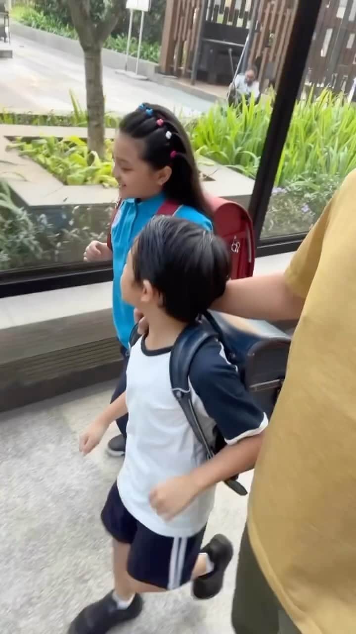 Keluarga A5のインスタグラム：「Selamat pagi, selamat menjalankan aktifitas di hari senin😊 Arsy dan Arsya sekolah dulu ya」