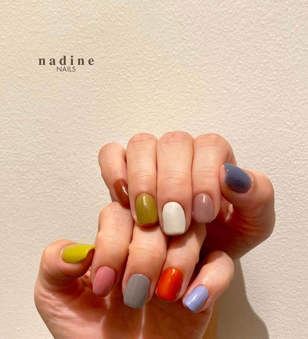 nadineNAILSのインスタグラム：「🍁🍂🍃  ありがとうございます·͜·✌︎   #秋ネイル   #マルチカラー  #秋色ネイル   #colorfulnails  *─────────────────────────*    * * * #個性派ネイル #シンプルネイル #ミラーネイル #オシャレネイル #大人ネイル #恵比寿ネイルサロン #nailstagram  #autumnnails #ebisunailsalon #newnails  #nadinenails #美甲 #tgel #젤네일 #네일아트 #네일스타그램 #인기네일 #btsyoko #이달의네일 #가을네일」