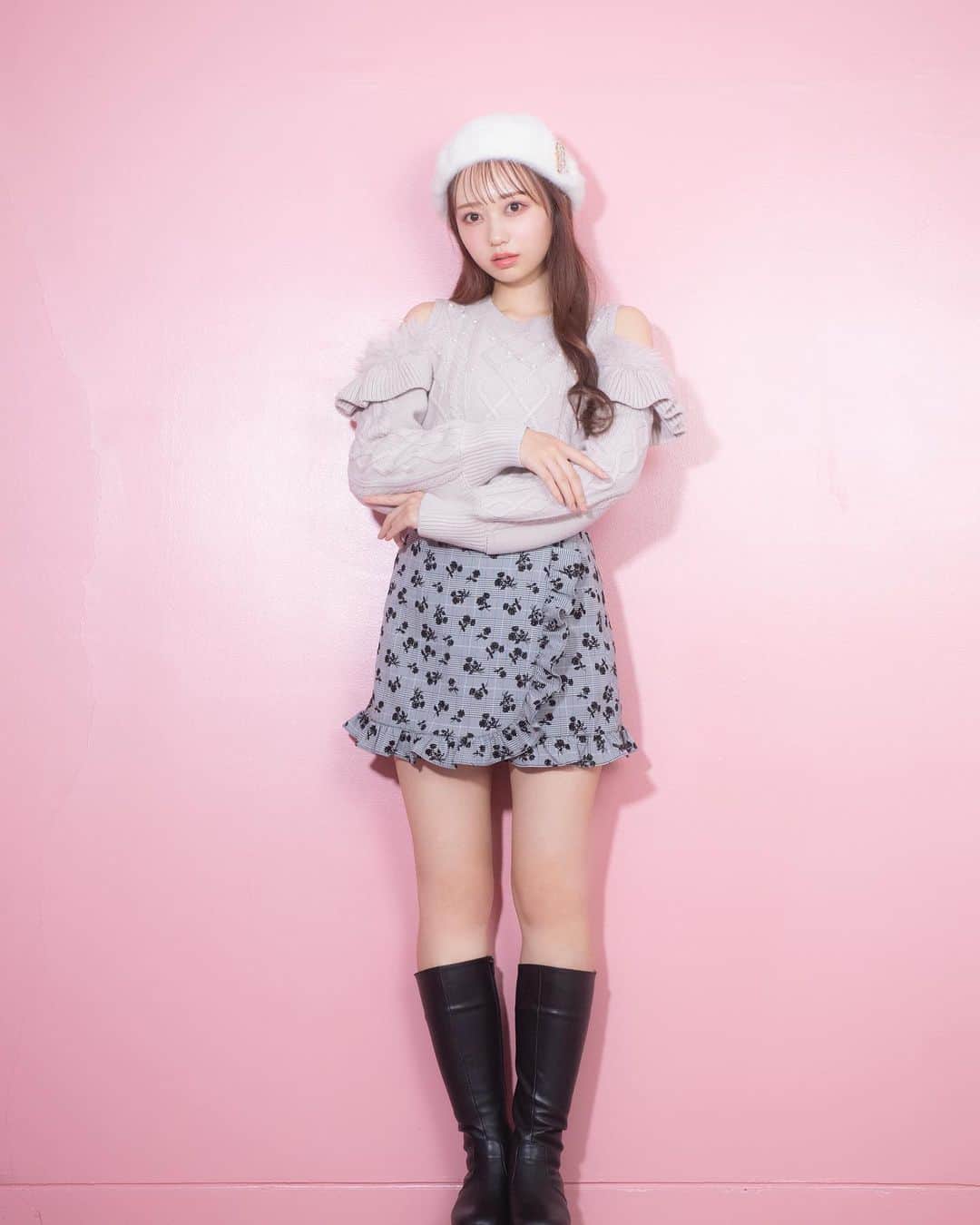 evelynのインスタグラム：「winter collection new model coordinate♡ ㅤㅤㅤㅤㅤㅤㅤㅤㅤㅤㅤㅤㅤ AKB48 大盛真歩さん🐰♥︎ ㅤㅤㅤㅤㅤㅤㅤㅤㅤㅤㅤㅤㅤ 冬コレクションをたくさん可愛く着ていただきました ❄︎⋆* ㅤㅤㅤㅤㅤㅤㅤㅤㅤㅤㅤㅤㅤ ::::::::::୨୧::::::::::୨୧::::::::::୨୧:::::::::::  ㅤㅤㅤㅤㅤㅤㅤㅤㅤㅤㅤㅤㅤ \ 10月下旬入荷予定 / #ショルダーカットニット ¥6,900 #フロッキーフリルスカパン ¥6,400 ㅤㅤㅤㅤㅤㅤㅤㅤㅤㅤㅤㅤㅤ #evelyn #エブリン」