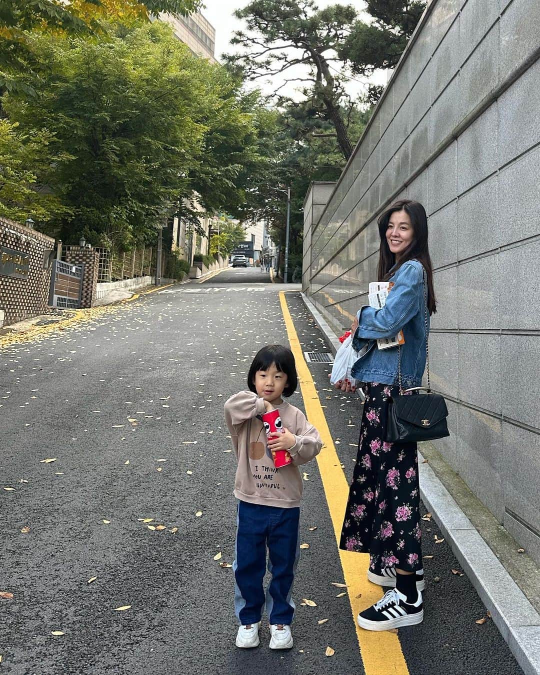 キム・ソンウンのインスタグラム：「우리의 주말🍁이 지나가고 월욜이다 야홋!!!!! 셋다 보내고 이불속에서 안나오고 있어요😅  꿀같은 이시간 행보쿠♥️  이번주 수욜부터 플레인팟💛 세탁세제+건조기시트+이염방지시트 런드리 3종세트 오픈합니다!! 기다리셨던분들 수욜날 만나요」