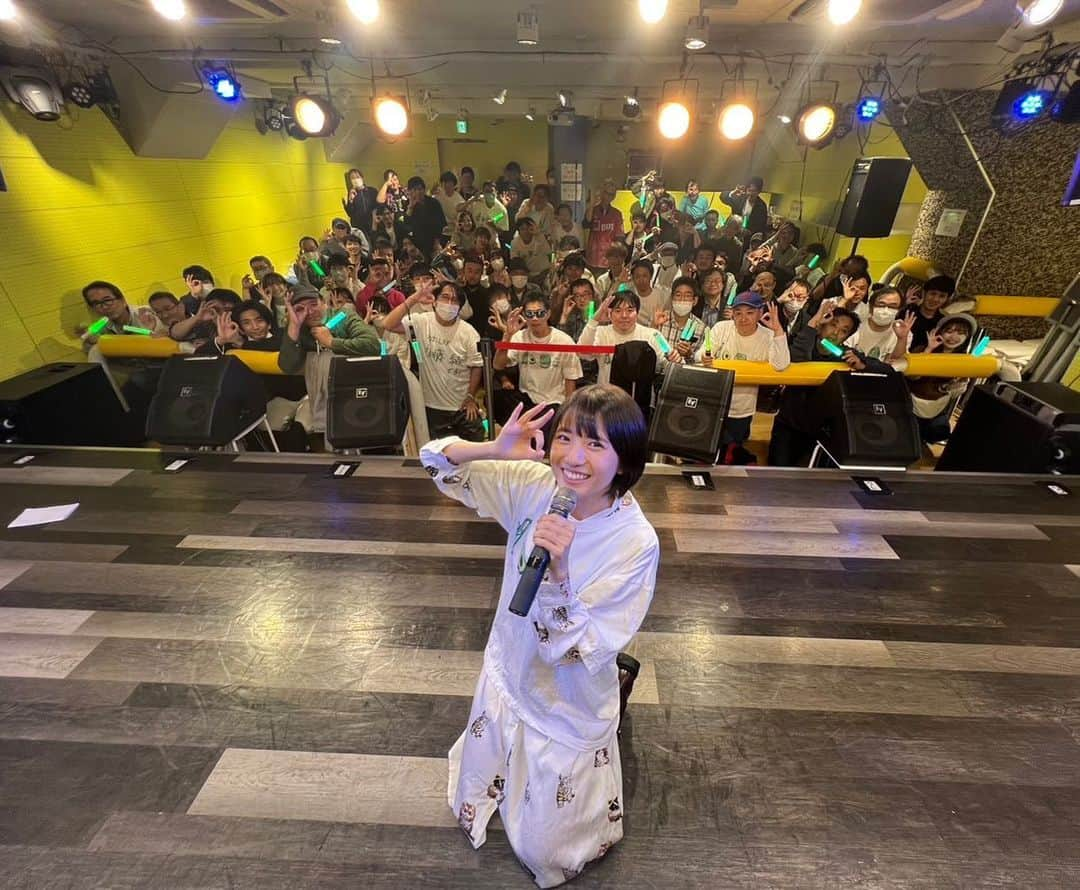 加藤結のインスタグラム：「かとゆいライブ 〜なきむし見習いシンガー〜 vol.8 ありがとうございました💚😭  チケット完売、久しぶりの目標達成…舞い上がってたのか最後まで緊張は抜けませんでしたが😅、めちゃくちゃ楽しめました。 一緒に過ごしてくれてありがとうございました！！  今回それぞれ歌い方を変えたいなと思いまして、この曲はこういうイメージ！とメモって行ったのですが、 その場のノリでやったら全然心がけていた雰囲気と違ったものに結果的になりましたよってことが多くて、これもライブの面白さなのかなあって思いました。 素敵なものにできるように頑張ります……！！ 弟と作った曲も凄く緊張しましたが披露できて良かった！｢ハッピー駅チカ☆ドリーミン｣よろしくお願いします！！  自分にとって凄く特別な時間になりました。 今回の第2のテーマは｢巻き込むかんじ！｣だったの、皆さんにも楽しんでもらえていたらいいなあ、、、 また会いに来て、お歌聴きに来てね……🥰 2年目も頑張ります！！！！！！」