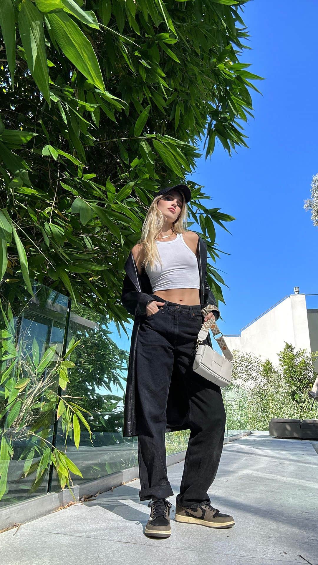 Joy Corriganのインスタグラム：「How to style oversized jeans and a basic tank 👖💁🏼‍♀️🤍」