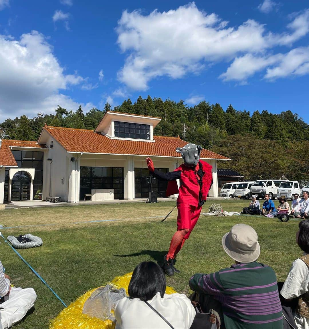 常盤貴子さんのインスタグラム写真 - (常盤貴子Instagram)「奥能登国際芸術祭　Day2  2日目鉄分多めの1日でした✨  廃線となった「のと鉄道能登線」の帽子とジャケットを着用させて頂けるという幸運に恵まれ、朝からテンションMAX！ 2017年の芸術祭で展示されていた車両が今も展示されています。  最高に気持ちのいい秋晴れの中、ひびのこずえさんの「マンモス」も観劇できた！！  珠洲の青空と、芝生の緑と、こずえさんのカラフルなお衣装たちに心が躍りだして大変でした（笑）  @okunotojp  #のと鉄道能登線   #朗読劇を一緒に作ってくれたみんなとも、ひびのこづえさんの展示で会えた♫ #嬉しかった  #芸術祭最高 ✨」10月16日 9時12分 - takakotokiwa_official