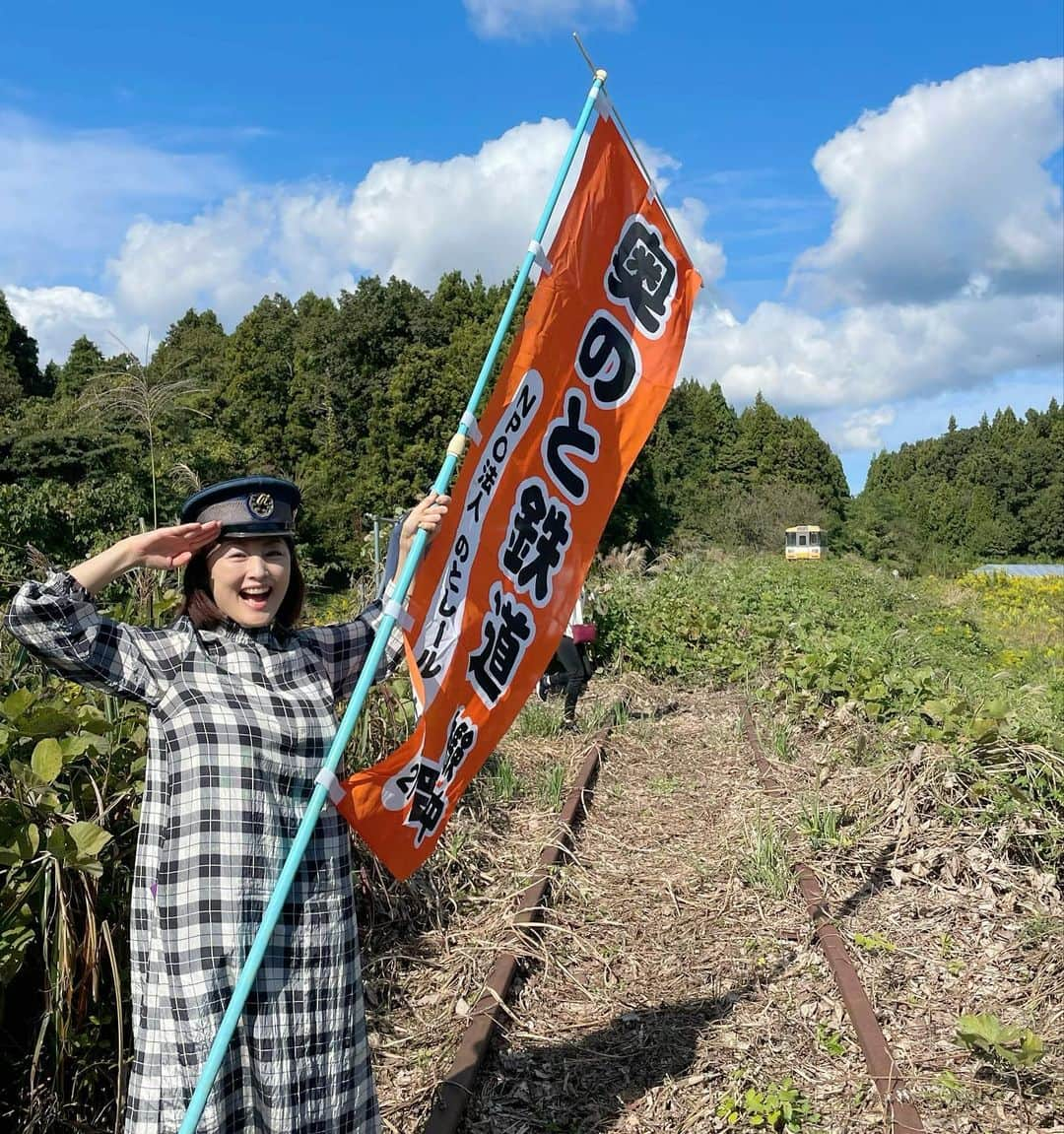 常盤貴子のインスタグラム：「奥能登国際芸術祭　Day2  2日目鉄分多めの1日でした✨  廃線となった「のと鉄道能登線」の帽子とジャケットを着用させて頂けるという幸運に恵まれ、朝からテンションMAX！ 2017年の芸術祭で展示されていた車両が今も展示されています。  最高に気持ちのいい秋晴れの中、ひびのこずえさんの「マンモス」も観劇できた！！  珠洲の青空と、芝生の緑と、こずえさんのカラフルなお衣装たちに心が躍りだして大変でした（笑）  @okunotojp  #のと鉄道能登線   #朗読劇を一緒に作ってくれたみんなとも、ひびのこづえさんの展示で会えた♫ #嬉しかった  #芸術祭最高 ✨」