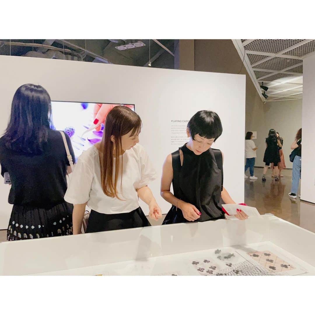 木村カエラさんのインスタグラム写真 - (木村カエラInstagram)「吉田ユニちゃんの韓国の美術館での個展。 @yuni_yoshida   produce101の収録の合間で行ってきました！ すごい数の作品。 ユニちゃんは、ユニちゃんでしかなくてそれがすごくて、尊敬しかないです。 自分の手を動かして、納得いくところまで突き詰めていく。 どの作品も全てアナログで組み立てていく世界。 細部までこだわって作られている。 絶対に諦めない。  自分の中から出てくるものを信じて突き進みつづける。 それはとても大変なことだと思います。 でも楽しんでるのがわかる。 だから人の心を掴むことができる。 素晴らしすぎる。 吉田ユニの世界はとても美しい。  そして、するどく尖っていてとても可愛い。  唯一無二の吉田ユニ。 この個展はすごいぞ。  私の作品も飾ってくれていて、#時計の針 のMVの前でドヤ顔してる。😂 作品がどのように作られたかのビジュアル案も飾られているので、とっても面白いです。  この個展のために作られたトランプは、とにかく圧巻でした。 みてほしいーーーーーー。  YOSHIDA YUNI EXHIBITION  (Alchemy)＋ 2023.11.1wed - 2024.2.25sun @seoulmuseum   뜨거웠던 지난 여름, 요시다 유니의 한국 첫 개인전　〈YOSHIDA YUNI; Alchemy〉가 연장되어, 다가오는 11월 다시 한 번 서울미술관에서 진행됩니다.  이번 리뉴얼 연장 전시에서 추가로 최초 공개되는 2023년 신작들 과 더욱 풍성해진 아트상품을 만나보세요!」10月16日 9時12分 - kaela_official