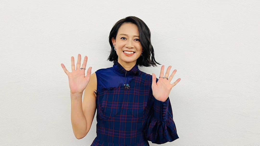 篠原ゆき子さんのインスタグラム写真 - (篠原ゆき子Instagram)「今夜のQさま!!お邪魔してます！ いつか押してみたかった憧れの早押しボタン（しかも赤いやつ！）楽しくて押しすぎちゃいました！笑 みてねー😆  #相棒22 まであと２日！！ #袖が片方だけなのはわざとだよ #qさま  ℹ️マネージャーよりℹ️ 2023年10月16日（月）テレビ朝日 20:28〜21:54 『2023年上半期！外国人が訪れた都道府県ランキングBEST15から出題SP』に出演させていただいてます。よろしくお願いします！」10月16日 9時18分 - yukiko_shinohara_official