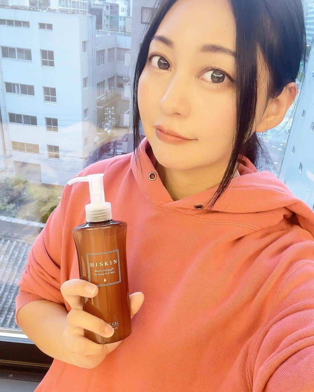 正田美里（みさみさ）のインスタグラム：「週末は名古屋へ行ってました。 そして、今日はバタバタと娘を幼稚園に送り出し、ようやくゆっくり出来ました。w  名古屋で泊まったホテルで、株式会社黒龍堂( @kokuryudo_cosme ) 様より、ご提供頂いた、ハイスキン モイストジェルNを使ってみました🤭  ワセリン配合なので、凄いモッチリしました!! 顔、全身に使えるし、お風呂上がりや、忙しい朝にもサッと濡れるのが良かった!!  娘にも使ってみましたが、気持ちーって言っててました♡ 親子で使えるのは良いですね✨  190g 1,320円（税込） なので、とてもリーズナブル✨  #PR #株式会社黒龍堂 #ワセリン #ワセリンジェル #保湿ジェル #monipla #kokuryudo_fan #3歳児ママ #親子でワセリン」