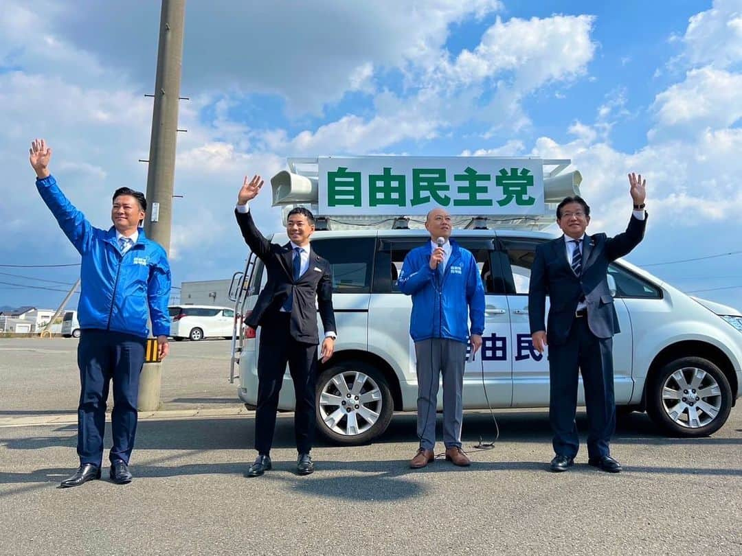 山本左近さんのインスタグラム写真 - (山本左近Instagram)「10/22 投開票日🗳️  参院補欠選挙の自民党公認候補 #西内けん 候補の応援に徳島に入りました。  徳島県連会長である 中西祐介参議院議員と塚田一郎衆議院議員、 また徳島の県議や市議の皆さんと共に、 県内にて街頭演説をさせて頂きました。  期日前投票で手軽に投票できますので、 徳島や高知の皆様、 是非投票に出かけてください！  今回、大変厳しい選挙戦で　  皆様の生活に直結する 緊急経済対策等の喫緊の課題を さらに推し進めるためにも、  皆様の貴重な一票を、 西内けん候補へ宜しくお願い致します！  #参議院補欠選挙 #選挙 #期日前投票 #投開票日 #自由民主党 #衆議院議員 #山本左近」10月16日 9時25分 - sakon_yamamoto