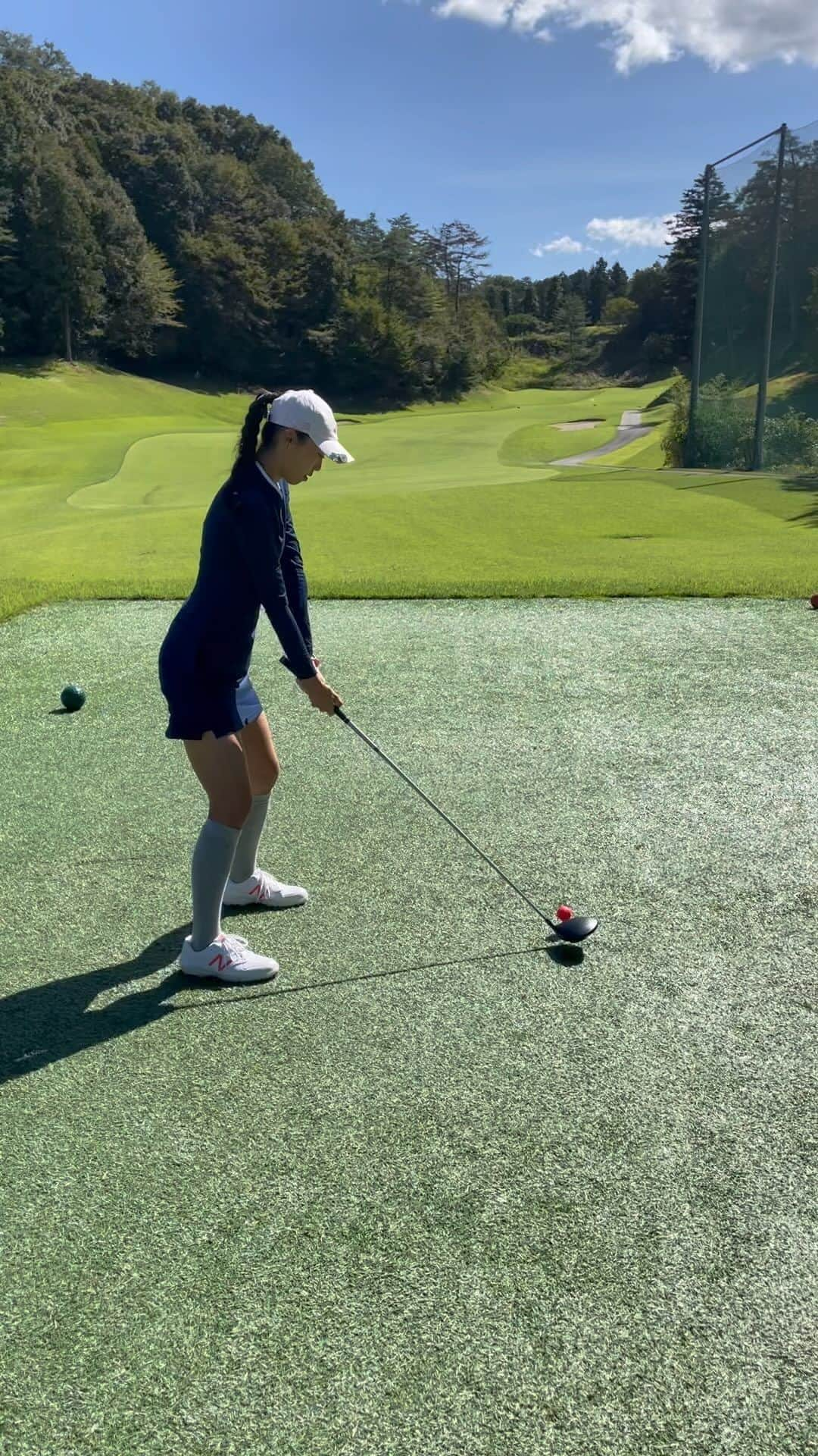 佐藤逸香のインスタグラム：「10月の月1パパゴルフ🏌️‍♀️⛳️  この日のドライバーは最初から最後まで悲惨でした。。 これが27ホールで唯一のナイスショット🥹 何回打ってもとんでもないスライスばかりで自分でもびっくり…誰か教えてください😭  ウェアはadidasのワンピース👗 上半身がタイトになっていてピッタリサイズなのでこれを着るためには絶対に太れない… 可愛くてお気に入りだから体型維持も頑張らないと🔥  #ディアレイクカントリークラブ #ゴルフ #ゴルフ女子  #adidasgolf #mizuno #PING #asics #SRIXON #taylormadegolf #Paradiso #TaylorMade #munsingwear #descent #lecoq #スポーツ大好き #スポーツ女子」