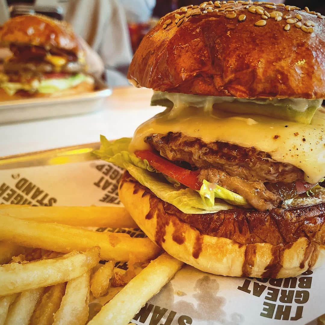 脇田唯さんのインスタグラム写真 - (脇田唯Instagram)「🍔  美味かったー！  THE GREAT BURGER STAND  人気店でしたが、 スッと入れた‼  我々のあと、 めちゃ混んできたからラッキー。  バンズもミートパティも 好みの味だった✨  私バンズが甘すぎるの苦手なの。 ソースが激ウマでした。  あとポテトの量がちょうどええ。  ✄ - - - - - - - - ✄ - - - - - - - ✁  東京住んでてもさぁ、 旦那さんが会社行ってる昼間、 別に一人で「あそこ行こ」って ならないのよねー（笑）  散歩とか 買い物とかはするけども。  だから、 友だちが東京来て、 そのタイミングで色んなとこ 行くの楽しい♪～(･ε･｡)  みんな、 ぜひ遊びに来てくれ（笑）  #渋谷ハンバーガー #thegreatburgerstand #相手は札幌からの #友人」10月16日 9時30分 - post_yui