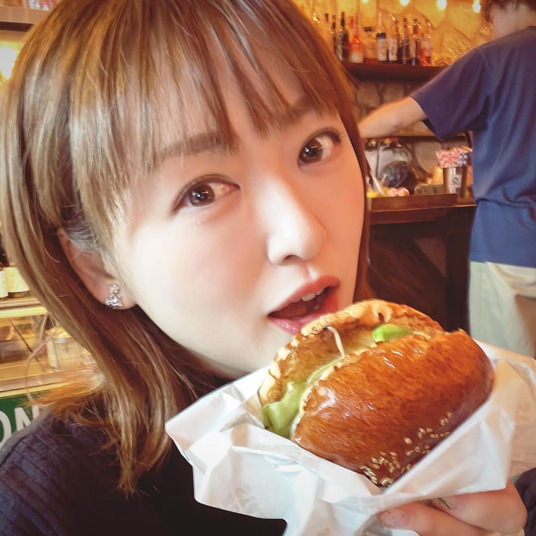 脇田唯さんのインスタグラム写真 - (脇田唯Instagram)「🍔  美味かったー！  THE GREAT BURGER STAND  人気店でしたが、 スッと入れた‼  我々のあと、 めちゃ混んできたからラッキー。  バンズもミートパティも 好みの味だった✨  私バンズが甘すぎるの苦手なの。 ソースが激ウマでした。  あとポテトの量がちょうどええ。  ✄ - - - - - - - - ✄ - - - - - - - ✁  東京住んでてもさぁ、 旦那さんが会社行ってる昼間、 別に一人で「あそこ行こ」って ならないのよねー（笑）  散歩とか 買い物とかはするけども。  だから、 友だちが東京来て、 そのタイミングで色んなとこ 行くの楽しい♪～(･ε･｡)  みんな、 ぜひ遊びに来てくれ（笑）  #渋谷ハンバーガー #thegreatburgerstand #相手は札幌からの #友人」10月16日 9時30分 - post_yui