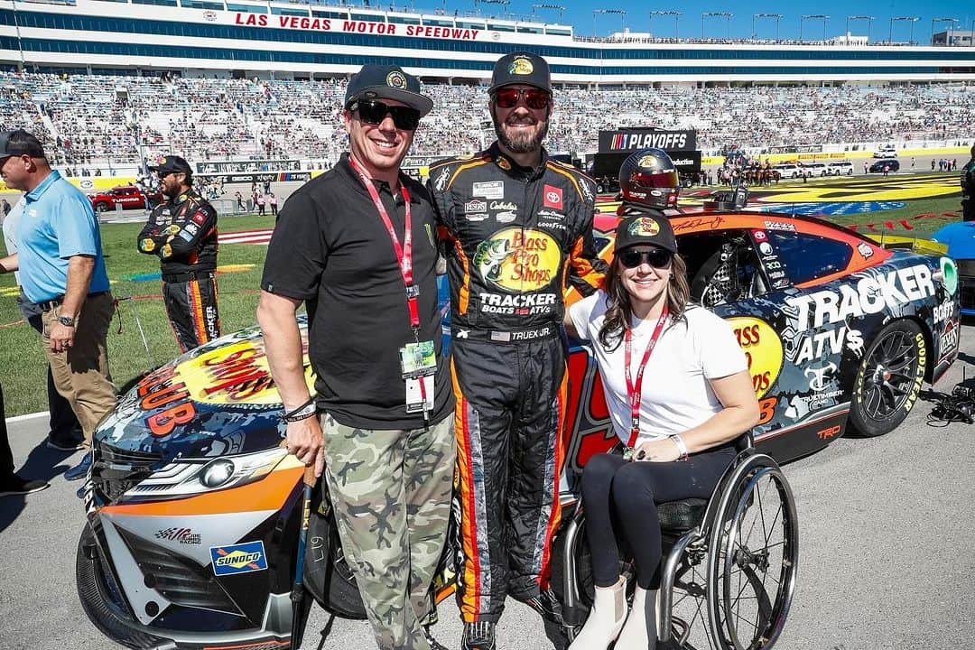 アラナ・ニコルズさんのインスタグラム写真 - (アラナ・ニコルズInstagram)「Such a fun day watching racing from the @nascar Mobility Pit Box!  That was a dream experience for me as a wheelchair user and race fan. All because of a few kind individuals that wanted to make it possible for EVERYONE to have the best race watching experience EVER.   I love that energy and the forward thinking of our friends at @toyotaracing thanks for putting inclusion into stock car racing. 💨 🏁   That was SO fun!  @teamtoyota #letsgoplaces @martintruex_jr @swilloughby91_ @roytuscany」10月16日 9時33分 - alanathejane