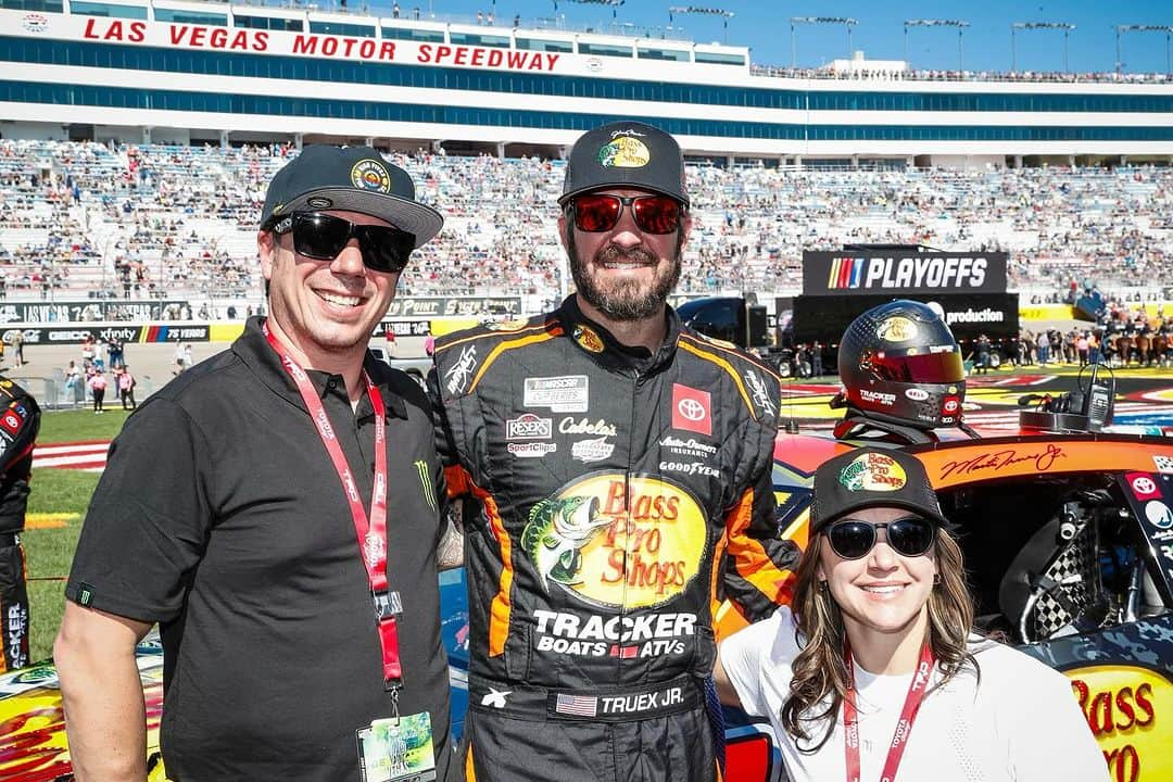 アラナ・ニコルズさんのインスタグラム写真 - (アラナ・ニコルズInstagram)「Such a fun day watching racing from the @nascar Mobility Pit Box!  That was a dream experience for me as a wheelchair user and race fan. All because of a few kind individuals that wanted to make it possible for EVERYONE to have the best race watching experience EVER.   I love that energy and the forward thinking of our friends at @toyotaracing thanks for putting inclusion into stock car racing. 💨 🏁   That was SO fun!  @teamtoyota #letsgoplaces @martintruex_jr @swilloughby91_ @roytuscany」10月16日 9時33分 - alanathejane