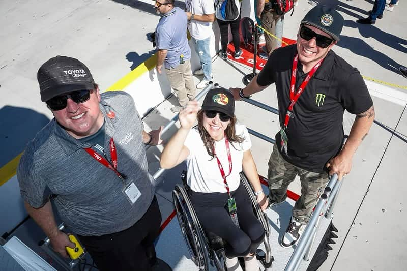 アラナ・ニコルズのインスタグラム：「Such a fun day watching racing from the @nascar Mobility Pit Box!  That was a dream experience for me as a wheelchair user and race fan. All because of a few kind individuals that wanted to make it possible for EVERYONE to have the best race watching experience EVER.   I love that energy and the forward thinking of our friends at @toyotaracing thanks for putting inclusion into stock car racing. 💨 🏁   That was SO fun!  @teamtoyota #letsgoplaces @martintruex_jr @swilloughby91_ @roytuscany」