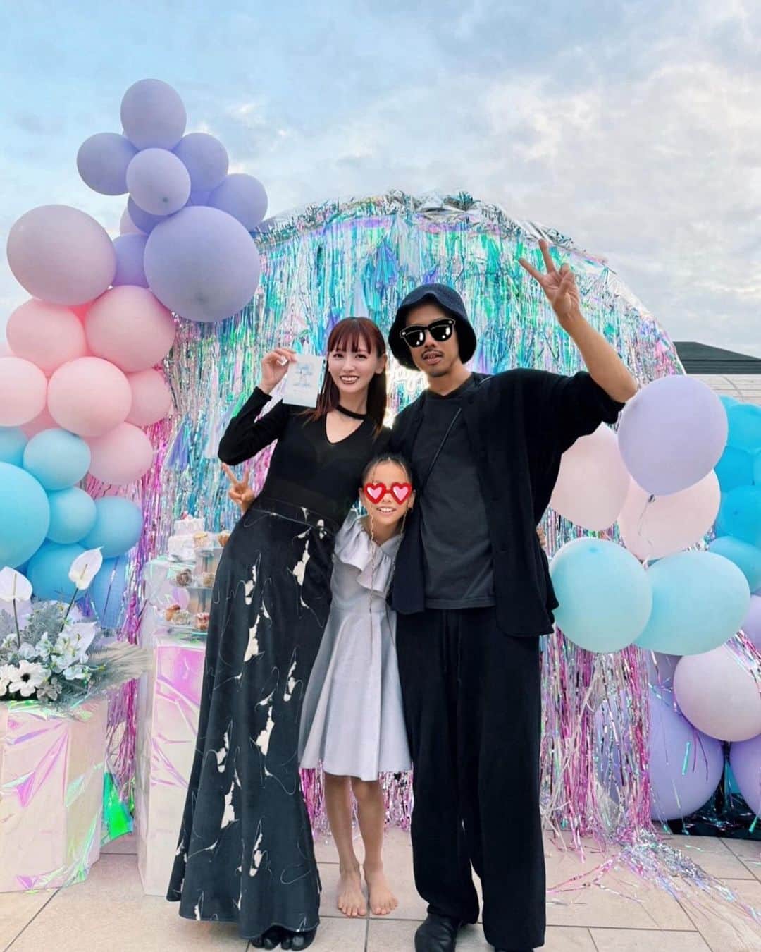 のインスタグラム：「娘がついに10代へ突入...❣️ 一桁終わっちゃった〜🫢 カラッとしてて明るくて元気ハツラツで、 お喋りも止まらなければ、やりたいこともたくさんで止まらない...  気付けば習い事が増えすぎてスケジュール大変なことになってますが、これからも全力でサポートさせてね💖 10歳おめでとうmy little sunshine❣️」