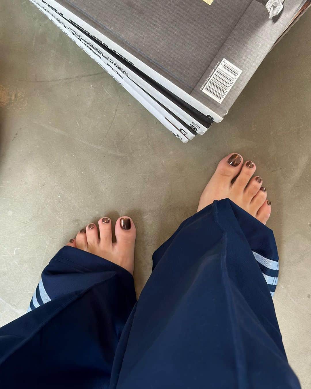 happyyopyさんのインスタグラム写真 - (happyyopyInstagram)「ねね、見て〜っ👀✨ 上から見てもまつ毛キレイで テンション上がる🔥  今回ラッシュリフトとフットネイルを 同時施術してもらったのですごく助かりました😌✨ 同時施術って信頼度ないと任せられないけど @qlicca は技術や丁寧さがあるから 安心して任せられるの🤎  ラッシュリフトはオーガニック活性ケラチン&保湿トリートメントで自まつ毛に栄養を与えながらやるので まつ毛が生き生きして 毎回当ててるのにキレイなっていくの。 ちなみに今回眉毛はやってないけど かなり持ちがいいからいまだにキレイなんだよね🥺✨  今回のフットネイルは シンプルだけど個性的なカラーで🤎 可愛いからハンドにもやりたい🥺  #よぴ_ねいる #qlicca #クリカ #クリカ中目黒 #クリカ経堂 #ラッシュリフト #まつ毛パーマ #l3リフト #中目黒まつ毛パーマ #マツパ #まつ毛パーマデザイン#natsuまつ毛 #ラッシュリフトデザイン #まつげパーマ #まつぱ #中目黒まつ毛パーマ #ラッシュリフト中目黒 #中目黒ネイルサロン #シンプルネイル #フットネイル #秋ネイル #ブラウンネイル #ブラウンミラーネイル #ミラーネイル #simplenails #brownnails #footnail #mirrornails #autumnnails」10月16日 9時35分 - happyyopy