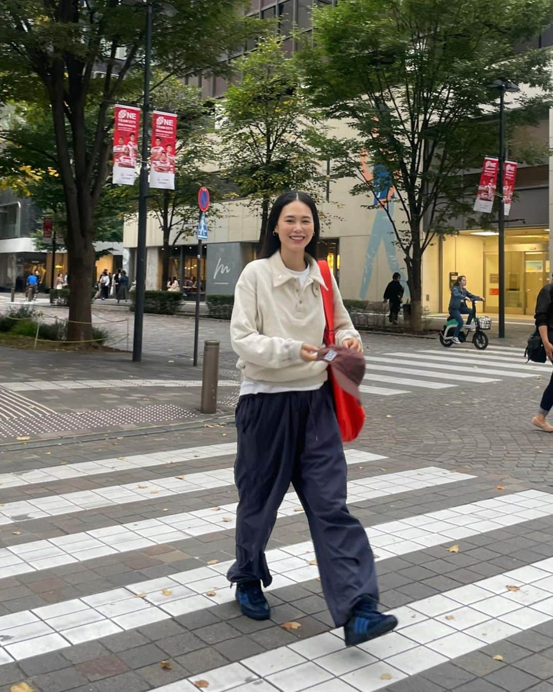 田中シェンさんのインスタグラム写真 - (田中シェンInstagram)「距離に負けるな、好奇心👀  Tops @oldfolkhouse  Pants @unfilo_mens_official  Cap @anchorinc  Shoes @adidasoriginals  Bag  向かうはラーメン激戦区🍜 @kittemarunouchi の地下。 東京駅のレンガを横目に見つつ 一括で買った切符をお店のお姉さんに渡す🎫 丸の内→日比谷さんぽ🚶  __________________________ #kitte丸の内  @kaneda_kitte0322  #かね田  __________________________  友達女子2人を連れて田中の散歩コースへご案内。 まずは平たいお蕎麦が食べれるこちらへ！ 先に切符を買い列に並ぶこと1時間💁🏻‍♀️(大人気) 無事、平打ちざる蕎麦にありつけました！ 太いけどスルッと食べれるそばに感動しつつ、 やっぱり目玉は無限使い放題の薬味よね‼️ 海苔とニラ胡椒で3/2を完食し、最後たまごで 月見そば風で締めました🤤 結構量があるから腹ペコ訪問がおすすめ‼️  __________________________  #日比谷カフェ巡り  @mcr_hibiya  #mcrhibiya  __________________________  数ある日比谷カフェから内装で選んだこちら💁🏻‍♀️ ドリンクのみで60分、ドリンク➕食べ物で90分 制でした☕️良いのは、待ってたら必ず席が空くこと (お客さん次第っていう所も多いよね)ちょっとマイナス なのは長くお喋りしたい時は向かないって事です😌笑 ミルクブリューのコーヒーを頼みまして 飲んだ所、甘めだったからコーヒー苦手な 人にはとても飲みやすいと思いました👍🏻 朝早い時間が空いてそうでおすすめ❗️ __________________________  There are many coffe shops in #hibiya area. I call this area “ Manhattan of Tokyo” because  There are so many old buildings with bricks 🧱 (haha) Nice to walk around, #imperialpalacetokyo is really near, oxygen filled with calm minus ions. 💨 @mcr_hibiya is a small coffe shop with nice interior. Kinda Seoul feeling. Not available many time ( bc it’s popular) but try it , it might be your day!☺️ __________________________  #日比谷ランチ #有楽町カフェ  #有楽町カフェ巡り #有楽町ごはん #東京駅ランチ  #東京駅スイーツ #東京駅ラーメン #東京駅ラーメンストリート #東京駅スイーツ #東京カフェ散歩 #東京カフェ巡り☕️ #oldfolkhouse #adidashandballspezial  #アディダスコーデ #秋ファッションコーデ  #fallfashion2023 #ストリートファッションコーデ  #スウェットプルオーバー #ネイビーパンツ  #ノームコアファッション #mercedesanchorinc  #가을패션추천 #여자코디 #셀피 #셀카」10月16日 19時50分 - shen_tanaka