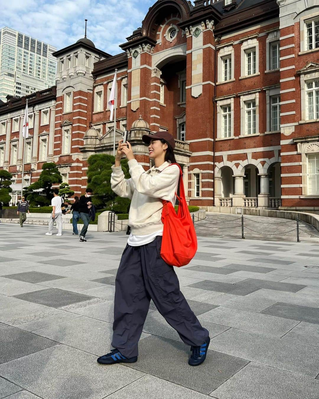 田中シェンさんのインスタグラム写真 - (田中シェンInstagram)「距離に負けるな、好奇心👀  Tops @oldfolkhouse  Pants @unfilo_mens_official  Cap @anchorinc  Shoes @adidasoriginals  Bag  向かうはラーメン激戦区🍜 @kittemarunouchi の地下。 東京駅のレンガを横目に見つつ 一括で買った切符をお店のお姉さんに渡す🎫 丸の内→日比谷さんぽ🚶  __________________________ #kitte丸の内  @kaneda_kitte0322  #かね田  __________________________  友達女子2人を連れて田中の散歩コースへご案内。 まずは平たいお蕎麦が食べれるこちらへ！ 先に切符を買い列に並ぶこと1時間💁🏻‍♀️(大人気) 無事、平打ちざる蕎麦にありつけました！ 太いけどスルッと食べれるそばに感動しつつ、 やっぱり目玉は無限使い放題の薬味よね‼️ 海苔とニラ胡椒で3/2を完食し、最後たまごで 月見そば風で締めました🤤 結構量があるから腹ペコ訪問がおすすめ‼️  __________________________  #日比谷カフェ巡り  @mcr_hibiya  #mcrhibiya  __________________________  数ある日比谷カフェから内装で選んだこちら💁🏻‍♀️ ドリンクのみで60分、ドリンク➕食べ物で90分 制でした☕️良いのは、待ってたら必ず席が空くこと (お客さん次第っていう所も多いよね)ちょっとマイナス なのは長くお喋りしたい時は向かないって事です😌笑 ミルクブリューのコーヒーを頼みまして 飲んだ所、甘めだったからコーヒー苦手な 人にはとても飲みやすいと思いました👍🏻 朝早い時間が空いてそうでおすすめ❗️ __________________________  There are many coffe shops in #hibiya area. I call this area “ Manhattan of Tokyo” because  There are so many old buildings with bricks 🧱 (haha) Nice to walk around, #imperialpalacetokyo is really near, oxygen filled with calm minus ions. 💨 @mcr_hibiya is a small coffe shop with nice interior. Kinda Seoul feeling. Not available many time ( bc it’s popular) but try it , it might be your day!☺️ __________________________  #日比谷ランチ #有楽町カフェ  #有楽町カフェ巡り #有楽町ごはん #東京駅ランチ  #東京駅スイーツ #東京駅ラーメン #東京駅ラーメンストリート #東京駅スイーツ #東京カフェ散歩 #東京カフェ巡り☕️ #oldfolkhouse #adidashandballspezial  #アディダスコーデ #秋ファッションコーデ  #fallfashion2023 #ストリートファッションコーデ  #スウェットプルオーバー #ネイビーパンツ  #ノームコアファッション #mercedesanchorinc  #가을패션추천 #여자코디 #셀피 #셀카」10月16日 19時50分 - shen_tanaka