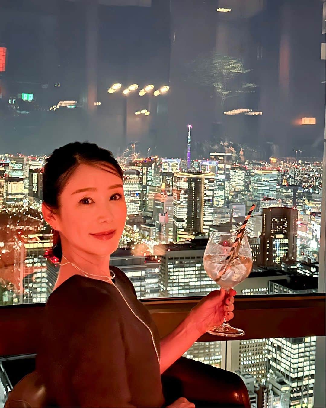 紙本真琴さんのインスタグラム写真 - (紙本真琴Instagram)「アンダーズ 東京51階　ザ タヴァン グリル&ラウンジでは 10月、世界のグルメが注目するシェフをゲストに招き開催される期間限定の  スペシャルポップアップイベント 『ザ タヴァン シークレット キッチン』 を開催しているとのことで、ご招待頂きました✨  アムステルダムの高級ブティックホテルのミシュラン2つ星を獲得したフレンチレストランで、エグゼクティブシェフとして16年間  世界のグルメ通を魅了してきたデニス・カイパース氏をゲストに迎え  プライベートルームのオープンキッチンで上質な特別ディナーコースを堪能🍽️  アンダーズ 東京オリジナルの1日14名限定一期一会のグルメ体験  普段一緒に食事などできない素晴らしい方々との素敵な出逢いもあり、  アンダーズらしいユニークで刺激的なエクスペリエンスを楽しんだ一夜でした  デニス・カイパース氏の6品のスペシャルコースメニューに  ぴったり合ったワインペアリング🍷の内容やプライベートルーム  キッチンテーブルでの様子は、また次の投稿で🤍  『ザ タヴァン シークレット キッチン』〜カクテルペアリング〜 10月3日(火)〜10月28日(土)まで提供 (※上記期間内の18日限定イベント。詳しくはホームページを参照。)  Thanks @andaztokyo  @thetaverntokyo  @denniskuipers_chef  @cutie.626.rina2018  @shiggytokyo  @kanaotter   #PR #アンダーズ東京 #虎ノ門ヒルズ #虎ノ門グルメ #虎ノ門 #ライフスタイルホテル #ラグジュアリーホテル #カクテル #シークレットキッチン　#ホテルディナー #ホテルラウンジ #ホテル好きと繋がりたい #港区 #andaztokyo #toranomonhills #dinner #hotellounge #cocktail #スタイルアップコーディネーター #macotokamimoto」10月16日 9時37分 - macoto.kamimoto