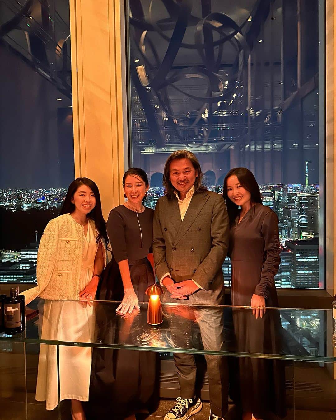 紙本真琴のインスタグラム：「アンダーズ 東京51階　ザ タヴァン グリル&ラウンジでは 10月、世界のグルメが注目するシェフをゲストに招き開催される期間限定の  スペシャルポップアップイベント 『ザ タヴァン シークレット キッチン』 を開催しているとのことで、ご招待頂きました✨  アムステルダムの高級ブティックホテルのミシュラン2つ星を獲得したフレンチレストランで、エグゼクティブシェフとして16年間  世界のグルメ通を魅了してきたデニス・カイパース氏をゲストに迎え  プライベートルームのオープンキッチンで上質な特別ディナーコースを堪能🍽️  アンダーズ 東京オリジナルの1日14名限定一期一会のグルメ体験  普段一緒に食事などできない素晴らしい方々との素敵な出逢いもあり、  アンダーズらしいユニークで刺激的なエクスペリエンスを楽しんだ一夜でした  デニス・カイパース氏の6品のスペシャルコースメニューに  ぴったり合ったワインペアリング🍷の内容やプライベートルーム  キッチンテーブルでの様子は、また次の投稿で🤍  『ザ タヴァン シークレット キッチン』〜カクテルペアリング〜 10月3日(火)〜10月28日(土)まで提供 (※上記期間内の18日限定イベント。詳しくはホームページを参照。)  Thanks @andaztokyo  @thetaverntokyo  @denniskuipers_chef  @cutie.626.rina2018  @shiggytokyo  @kanaotter   #PR #アンダーズ東京 #虎ノ門ヒルズ #虎ノ門グルメ #虎ノ門 #ライフスタイルホテル #ラグジュアリーホテル #カクテル #シークレットキッチン　#ホテルディナー #ホテルラウンジ #ホテル好きと繋がりたい #港区 #andaztokyo #toranomonhills #dinner #hotellounge #cocktail #スタイルアップコーディネーター #macotokamimoto」