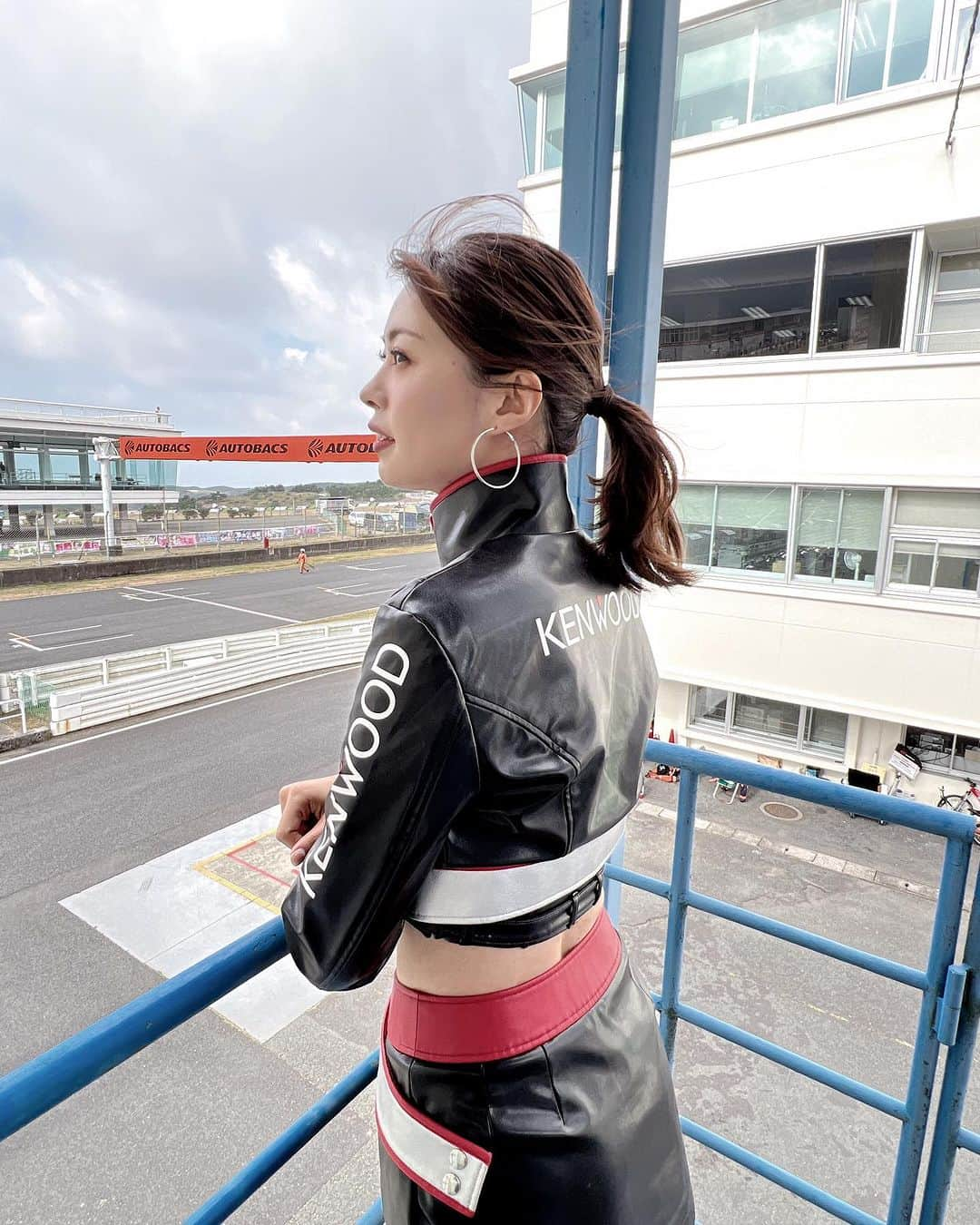 津田知美さんのインスタグラム写真 - (津田知美Instagram)「#SUPERGT  Rd.7 AUTOPOLIS 450km RACE ♨️ P-11  ホームサーキットのオートポリスでの2日間、本当に楽しかったです！ 64号車へのたくさんの応援をありがとうございました☺️  今シーズンからラップタイムマニアになってしまい 伊沢選手と太田選手が何秒で走っているのかをゆりりと見て クリアラップかな？とか、300に引っかかっちゃったかな？とか、バトルしてる〜〜！！とか、 想像しながら応援するのが定番化🤲路面温度のチェックも抜かりないです✌️  そんな楽しくて幸せな時間も残り1戦！ みんなとサーキットで過ごせる時間を大切に頑張ります☺️  #KENWOOD #modulo64 #nakajimaracing」10月16日 9時42分 - tmm_tsuda