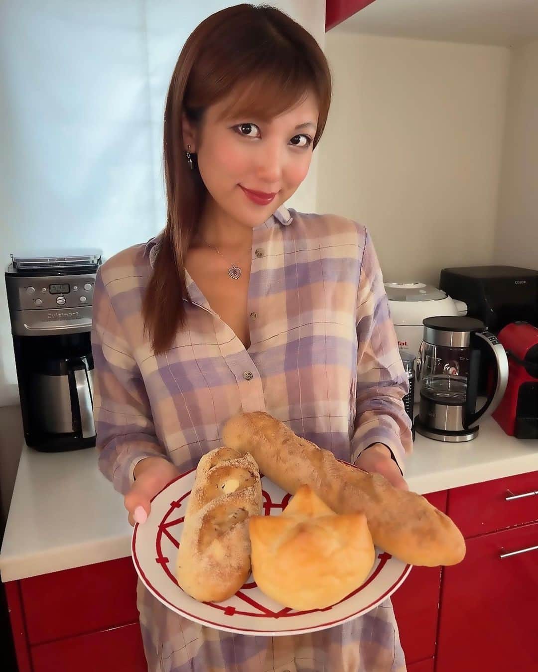 神谷麻美さんのインスタグラム写真 - (神谷麻美Instagram)「#自家培養天然酵母 の#ハード系パン の詰め合わせセット すごく美味しいっ🥰💖🥐✨️  トースターで温めて食べると、外カリカリ、サクサクｯ、中ふんわり になって、全部美味しすぎる💖🧚‍♂️🥖💖✨️  ひとつひとつ大きいよ💖🥖🥐🥯💖✨️  ・ライ麦フランス ・塩バターパン ・3種のチーズ入りヴォルカン ・木の実フランス （生地にイチジク、クランベリー、オレンジピール、3種類のレーズン、クルミを練りこんでるよ💖🍓✨️) ・チーズ入り木の実フランス ・いぶりがっことクリームチーズ ・ブロッツェン  卵入ってません、乳製品入ってませんってシール貼ってるから、アレルギーある人にも良いよね🥰💖🍀✨️   PR @yoshihitosuzumura #地球屋パン工房 #通販パン #パン通販 #生食パン #自家製バター #無添加パン」10月16日 9時43分 - asamice428