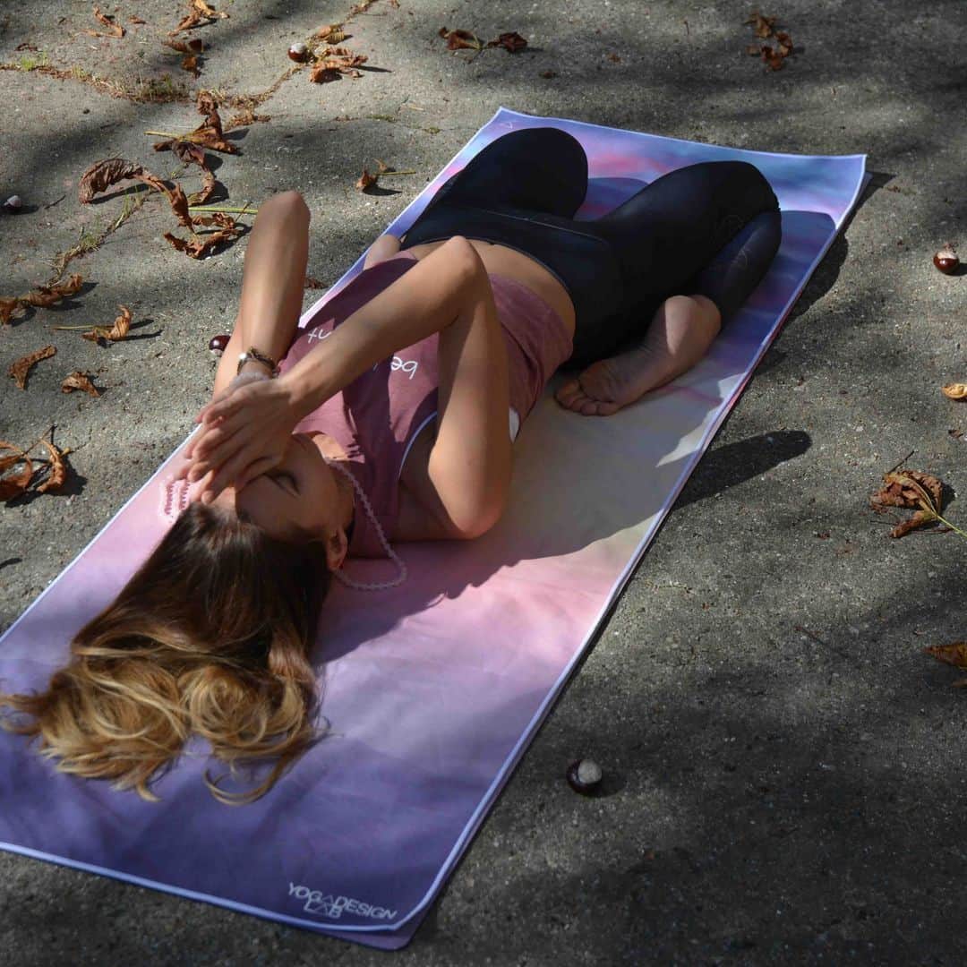 のインスタグラム：「✨ MAT TOWELS BREATHE  速乾性があり軽量で、超吸収性の滑り止めマイクロファイバーのタオル。  適度な気温で暖かく、過ごしやすい季節です。 屋外でヨガを行うには最適の時期かもしれません✨  屋外で秋の自然の変化を感じながらヨガを行うことで、環境との調和を楽しむことができます。  ヨガのマットタオルは、滑り止め効果があり、汗を吸収して滑りを防ぎます。 これにより、安定したポーズを維持しやすくなります。  ------------------------------------ MAT TOWELS BREATHE ブレス 長さ182cm x 幅61cm」