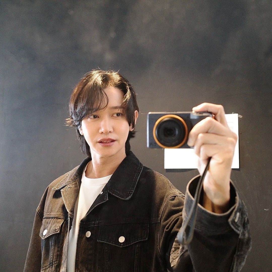 カン・ギュンソンのインスタグラム：「⠀ 환절기라서 많이 건조해지고 예민해지는 피부! ‘압구정 튠의원’이 있으니 걱정 없쥬~ 이번에는 ‘더마샤인 아이리쥬란’으로 미백, 광채, 피부결, 모공을 한 번에 잡고 왔어요. 이것 말고도 새로운 기계 구입하셨다며 받아봤는데 저는 대만족이요! 다음에는 새로 온 기계 이름도 공개할게요~😘 원장님 이번에도 너무 감사합니다! 최고!😍👍 ⠀ #광고 #압구정튠의원 @tuneclinic」