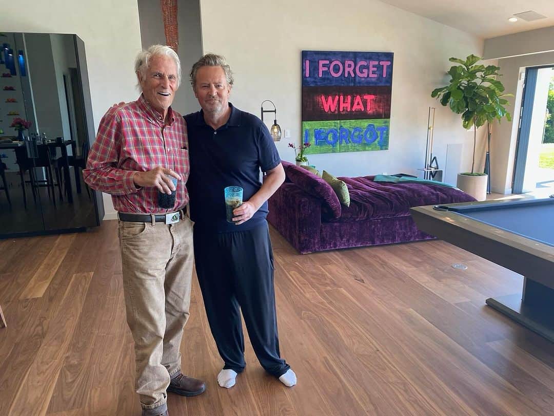 マシュー・ペリーのインスタグラム：「Here is me, and my father John, both holding a beverage.」