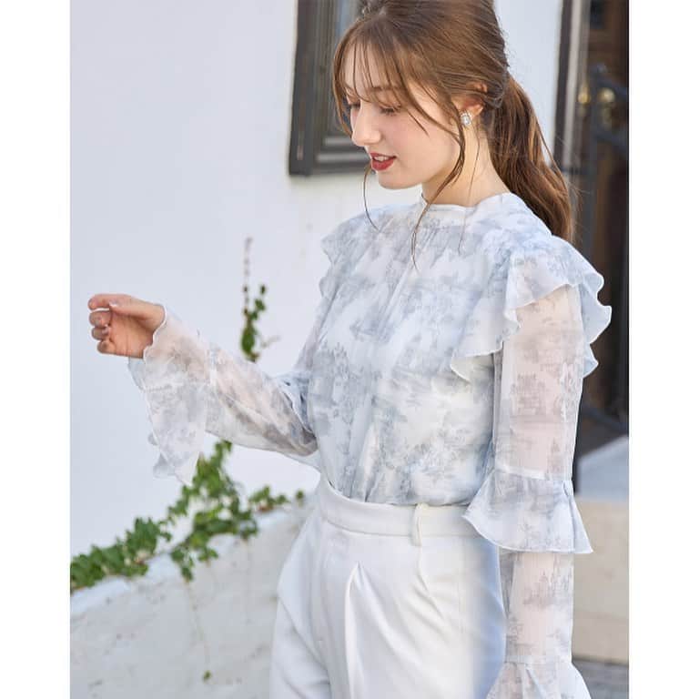 Fleur Fleurのインスタグラム：「Hello 東京🙌🏻🇯🇵🇯🇵🇯🇵 我哋Buyer🐠又嚟咗東京🇯🇵入貨啦！ 今次東京連線將會介紹大量靚衫外套 同埋下身選擇呀❗️  [tocco 藍色圖騰雪紡上衣］ blue / grey   tocco 格仔小魚美半截裙 black / white   認真每件貨數量都唔多 賣完就冇🥹🥹😭 歡迎WhatsApp我哋查詢🫡 🌟🌟watsapp查詢熱線5572 9458🌟🌟  ［🇯🇵東京trip購買流程］ 歡迎截圖WhatsApp我哋查詢價錢 新作一律有八折優惠 購物滿港幣$2000可獲得Novelty Gift🎁 同埋免費順豐送貨服務📦✨!  香港同埋澳門客人都可以使用呢個優惠 全部新貨將於22號到貨✈️🫱🏻‍🫲🏼  23號即可寄貨🥳🥳🥳🙌🏻」
