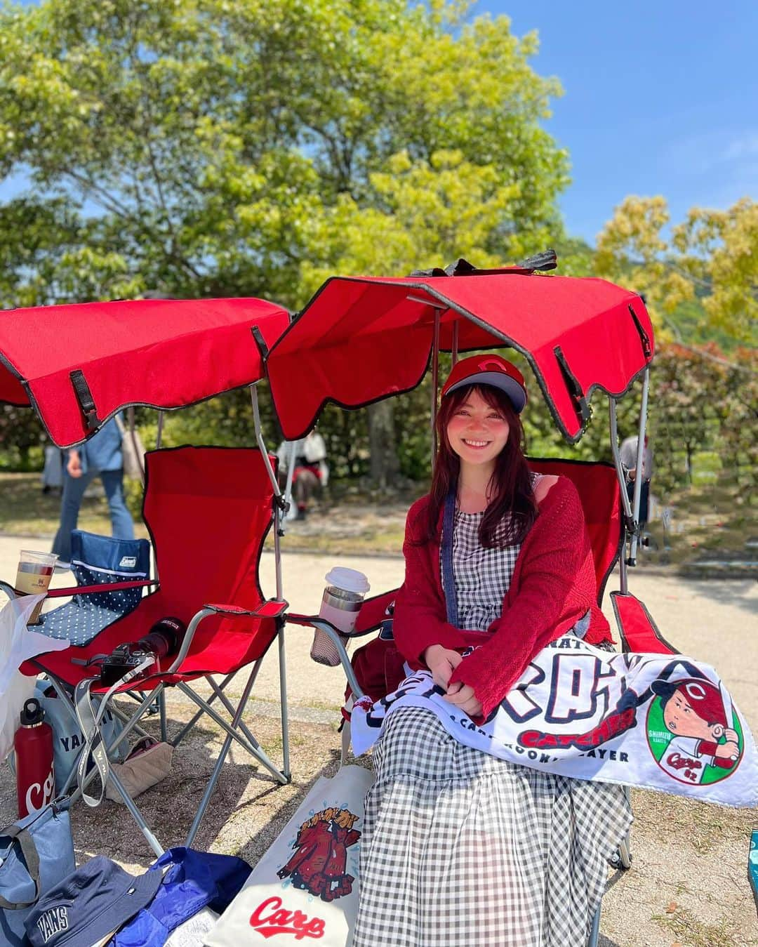 大井智保子のインスタグラム：「おはようございます🤗  昨日の興奮のまま、まだ興奮中🎏 まだカープ見れますように🙏  今年は 例年にもまして たくさん由宇へ連れて行ってもらいました🚗³₃  暑い、暑い、暑い、 けど楽しかったーまたいきたいー  って、日焼け肌ひりひりしながらなるのが由宇☺️  最後の日には、ドラ1斉藤優汰投手にサインもらえたよ·✌︎ しかも2023キャッチフレーズ "がががががむしゃら"トートに🙌 練習後おつかれの中ありがとうございました🥹🙏  どんどんあか抜ける推しにも目がハートになりました😍 来年はユニにサインもらえるようがんばるぞ✊🏻 ̖́-‬  #ウエスタンリーグ #由宇 #由宇練習場 #2軍 #カープ2軍 #野球 #野球観戦 #斉藤優汰 #清水叶人 #推し活 #推し」