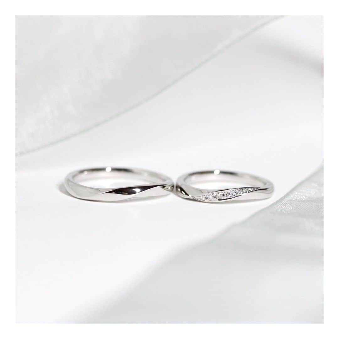 ith / イズ オーダメイド結婚指輪のインスタグラム：「ゆるやかな曲線に沿って 側面からダイヤをお留めした《マルカート》。  どこから見てもダイヤモンドの 輝きを楽しむことができるお仕立てです。  ゆるやかなカーブは左手を優雅に 見せてくれる特徴があります。  きっと手元を見るのが自然と楽しくなるはずです。  ▽ 指輪について 結婚指輪(男性)：マルカート Pt950：114,000円〜  結婚指輪(女性)：マルカート P950：139,000円〜  お問い合わせコード：24263  ***********************************  ⧉ ith 公式WEB @ith_marriage アカウントTOPへ  ☞ プロフィールURLをタップ  ⧉ 暮らしに寄り添うジュエリー ith online store ☞ @ith_jewelry  ***********************************  #結婚指輪 #マリッジリング #婚約指輪 #エンゲージリング #カスタマイズ #オーダーメイド #手仕事 #職人 #アトリエ #カーブ #ダイヤモンド #プラチナ」