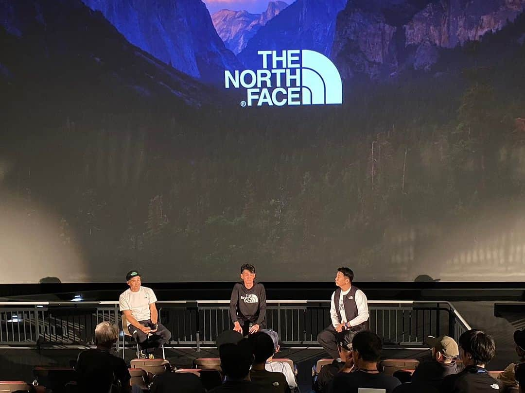 佐々木明のインスタグラム：「THE NORTH FACE  Summit series Dealer meetingが北海道の世界遺産知床(斜里町)で行われ  TNF Athleteから 1980年代クライミングの聖地はアメリカと言われアメリカ人は異次元だと世界に広がっている中、アメリカに渡り そんな事全然ないじゃんとすぐにフランスに渡り日本のクライミング界を世界に押し上げ今のスポーツクライミングに繋げて来たレジェンドクライマー @yuji_hirayama_stonerider   トレイルランニングと言うスポーツでUTMBで表彰台それから世界の数々のトレイルランニングで活躍し今ではUTMFもプロデュースし現在も新たな挑戦を続けている姿は飽くなき探究心で溢れている。トレイルランニングを日本で始めた先駆者 レジェンドトレイルランナー @tsuyoshikaburaki   と3名で✈️行って来ました。  @thenorthfacejp の最高峰シリーズのサミットシリーズは極限の自然環境の中で活動をする時に使用するマテリアルを中心に人が最大パフォーマンスを出す必要性のある環境下で使用されるマテリアル。  そのサミットシリーズをお取り扱いできる店舗は限られており今回はそのお取扱店のディーラーの皆様に開発からコアである精神TNFの進む未来を共有する会議。  その中で3名のアスリートで 開拓、挑戦、未来、価値、還元など種目は違いますが自然と言うフィールドで活動する僕達が登壇させていただきました。  と言うのもそうなんですが 初めて知床を訪れることができて感じたのは 自然環境が豊かだと動植物が多様であると言う事を改めて深く感じさせてもらえた素晴らしい体験でした。  更にガイドの方の話がものすごく勉強になる事から 人に何かを伝える時、知ってもらう事と同時にその知るの中には「学び」があるべきだと大変参考になりました。  動物、植物、四季、海、山、川、捕食者の優劣。 あぁ物すっごく勉強になりました。  知床というエリアだけでも熊の頭数は数百です。 限られた中でのこの数の存在は世界の中でもトップクラス。 だからこそ人もクマを見に行くんですがクマに餌を与えたり軽い気持ちで人間の食べる物から出るゴミや食べ残りを棄てたりする事の罪は人間も動物にとっても命の話になってくると。  こういう話は現地に行って一番最初にその地のガイドさんに話を聞く事で、その旅行、滞在の仕方が変わると思います。  何はともあれ多くの方々にお会いする機会を与えていただけて良かったです。  ユージさんと鏑木さんと 3人部屋でお互いにいろんな話ができた素晴らしい時間でした。 深夜2時近くまで語らいプライムタイムでした。  お会いできたディーラーの皆さんまたお会いしましょう  #thenorthfacejp @thenorthfacejp #summitdealermeeting」