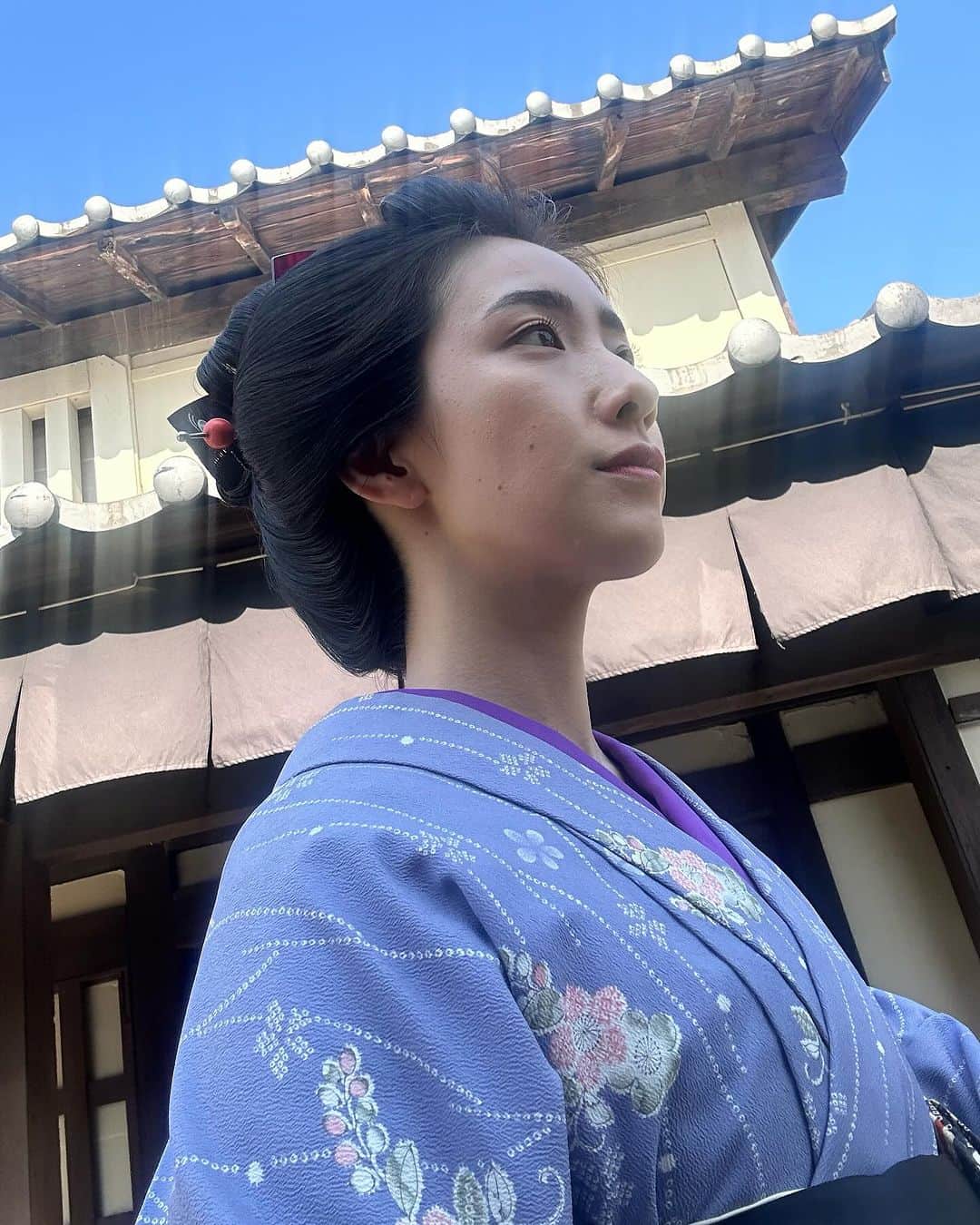 中田クルミさんのインスタグラム写真 - (中田クルミInstagram)「『雲霧仁左衛門6』 ついに最終回の放送が終わりました！ 人生初めての時代劇。 稽古を含めて3ヶ月間の京都での経験はかけがえのないものとなりました。 中井貴一さんはじめ諸先輩方から沢山のことを教えていただき、厳しくも人情深い京都のスタッフの方々に本当に助けられ、こうして無事に作品を届けられることが出来ました。  雲霧一党として長年愛される素晴らしい作品に携わることが出来て心から嬉しいです。 そして胡蝶を最後まで見守ってくださった皆様、ありがとうございました。 温かいコメント送っていただきとても嬉しいです。全て目を通しております！ また雲霧一党として戻って来られるよう、これからも日々頑張ります🔥   昨日の再放送も終わったので、気兼ねなくオフショットアップします！ ・亀菊役 @haruka_kinoshita_official ちゃんが撮ってくれた📸 ・雲霧一党集合です！(DAIGOさんは先にクランクアップされました🥹🙏) 私の着ているジャンパーは中井さんからプレゼントしていただきました。 ・亀菊&胡蝶の女雲霧コンビ。「脚絆の色がキキララだ〜🩷🩵」って話してました☺️ ・河に胡蝶の絵を流し終えてスッキリ顔の佐一さんとそれを見届ける私たち。上賀茂神社での撮影でした。 ・与之助さんが助けてくれた河。この船を漕げる役者がどんどん希少になっているそうです。伝統技術です。 ・稽古着で写真を撮るのをすっかり忘れた…！ので、せめてもの鬘写真。 ・持ち道具の浅居さんと京ことば指導の今村さんが胡蝶の持つ傘どれがいいかな〜と相談してる図。小道具一つ一つが抜かり無くとても大切に選ばれています。 ・石原興監督。時代劇のレジェンドです。必殺仕事人を50年以上撮影されています…！ ・胡蝶でほんとうに色んなお着物を着させていただきました。街着もバリエーション豊かで可愛かった🥰 ・鬘は今回2つ作っていただきました！髪飾りはどれもアンティークの貴重な物です。クランクアップの日に寂しくなって今までありがとうと写真を撮りました🥲  #雲霧仁左衛門6」10月16日 19時00分 - kurumi_nakata