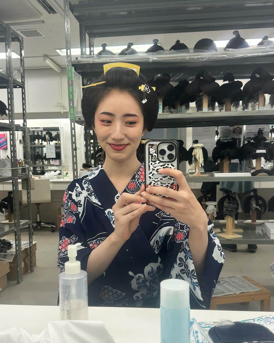 中田クルミさんのインスタグラム写真 - (中田クルミInstagram)「『雲霧仁左衛門6』 ついに最終回の放送が終わりました！ 人生初めての時代劇。 稽古を含めて3ヶ月間の京都での経験はかけがえのないものとなりました。 中井貴一さんはじめ諸先輩方から沢山のことを教えていただき、厳しくも人情深い京都のスタッフの方々に本当に助けられ、こうして無事に作品を届けられることが出来ました。  雲霧一党として長年愛される素晴らしい作品に携わることが出来て心から嬉しいです。 そして胡蝶を最後まで見守ってくださった皆様、ありがとうございました。 温かいコメント送っていただきとても嬉しいです。全て目を通しております！ また雲霧一党として戻って来られるよう、これからも日々頑張ります🔥   昨日の再放送も終わったので、気兼ねなくオフショットアップします！ ・亀菊役 @haruka_kinoshita_official ちゃんが撮ってくれた📸 ・雲霧一党集合です！(DAIGOさんは先にクランクアップされました🥹🙏) 私の着ているジャンパーは中井さんからプレゼントしていただきました。 ・亀菊&胡蝶の女雲霧コンビ。「脚絆の色がキキララだ〜🩷🩵」って話してました☺️ ・河に胡蝶の絵を流し終えてスッキリ顔の佐一さんとそれを見届ける私たち。上賀茂神社での撮影でした。 ・与之助さんが助けてくれた河。この船を漕げる役者がどんどん希少になっているそうです。伝統技術です。 ・稽古着で写真を撮るのをすっかり忘れた…！ので、せめてもの鬘写真。 ・持ち道具の浅居さんと京ことば指導の今村さんが胡蝶の持つ傘どれがいいかな〜と相談してる図。小道具一つ一つが抜かり無くとても大切に選ばれています。 ・石原興監督。時代劇のレジェンドです。必殺仕事人を50年以上撮影されています…！ ・胡蝶でほんとうに色んなお着物を着させていただきました。街着もバリエーション豊かで可愛かった🥰 ・鬘は今回2つ作っていただきました！髪飾りはどれもアンティークの貴重な物です。クランクアップの日に寂しくなって今までありがとうと写真を撮りました🥲  #雲霧仁左衛門6」10月16日 19時00分 - kurumi_nakata