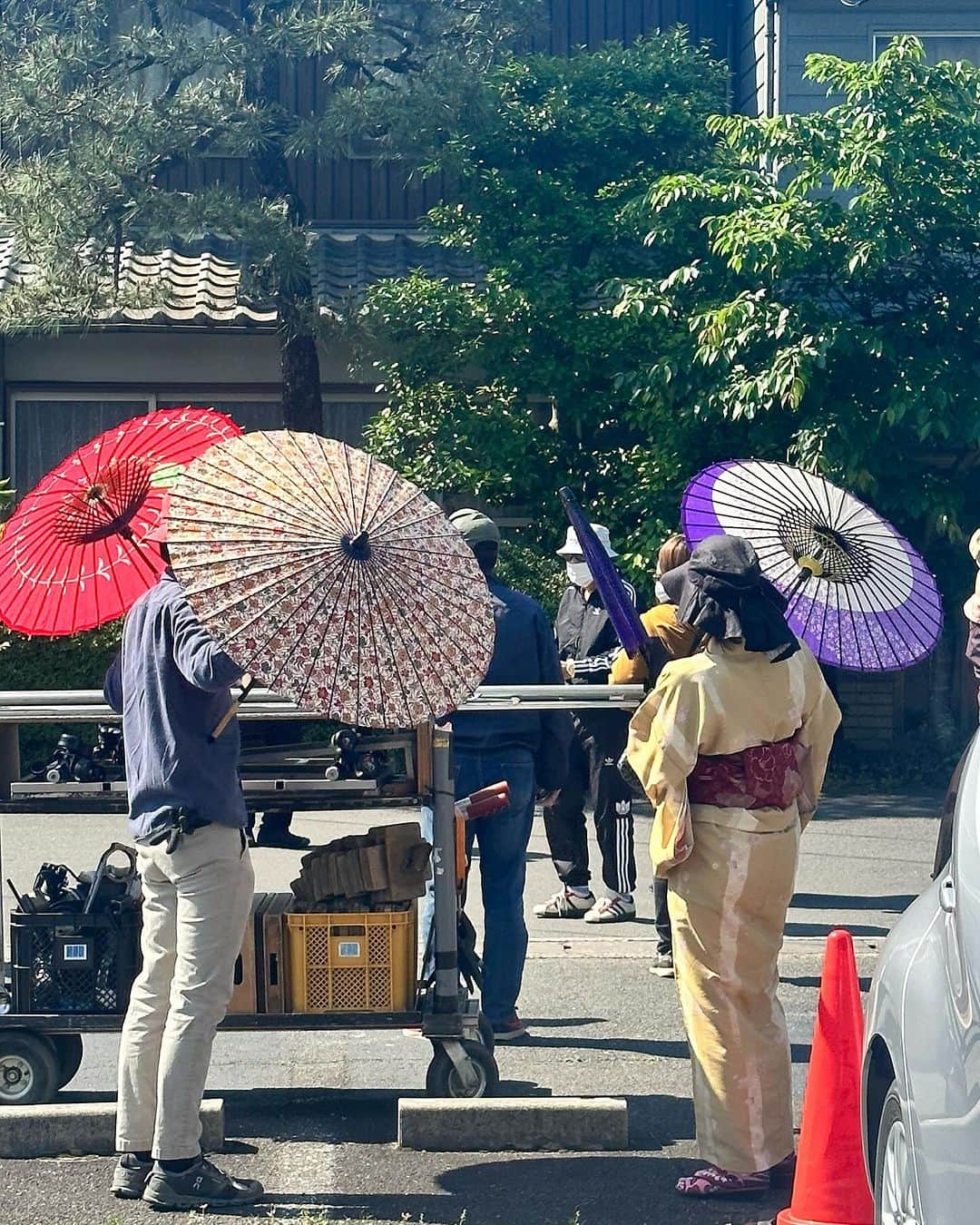 中田クルミさんのインスタグラム写真 - (中田クルミInstagram)「『雲霧仁左衛門6』 ついに最終回の放送が終わりました！ 人生初めての時代劇。 稽古を含めて3ヶ月間の京都での経験はかけがえのないものとなりました。 中井貴一さんはじめ諸先輩方から沢山のことを教えていただき、厳しくも人情深い京都のスタッフの方々に本当に助けられ、こうして無事に作品を届けられることが出来ました。  雲霧一党として長年愛される素晴らしい作品に携わることが出来て心から嬉しいです。 そして胡蝶を最後まで見守ってくださった皆様、ありがとうございました。 温かいコメント送っていただきとても嬉しいです。全て目を通しております！ また雲霧一党として戻って来られるよう、これからも日々頑張ります🔥   昨日の再放送も終わったので、気兼ねなくオフショットアップします！ ・亀菊役 @haruka_kinoshita_official ちゃんが撮ってくれた📸 ・雲霧一党集合です！(DAIGOさんは先にクランクアップされました🥹🙏) 私の着ているジャンパーは中井さんからプレゼントしていただきました。 ・亀菊&胡蝶の女雲霧コンビ。「脚絆の色がキキララだ〜🩷🩵」って話してました☺️ ・河に胡蝶の絵を流し終えてスッキリ顔の佐一さんとそれを見届ける私たち。上賀茂神社での撮影でした。 ・与之助さんが助けてくれた河。この船を漕げる役者がどんどん希少になっているそうです。伝統技術です。 ・稽古着で写真を撮るのをすっかり忘れた…！ので、せめてもの鬘写真。 ・持ち道具の浅居さんと京ことば指導の今村さんが胡蝶の持つ傘どれがいいかな〜と相談してる図。小道具一つ一つが抜かり無くとても大切に選ばれています。 ・石原興監督。時代劇のレジェンドです。必殺仕事人を50年以上撮影されています…！ ・胡蝶でほんとうに色んなお着物を着させていただきました。街着もバリエーション豊かで可愛かった🥰 ・鬘は今回2つ作っていただきました！髪飾りはどれもアンティークの貴重な物です。クランクアップの日に寂しくなって今までありがとうと写真を撮りました🥲  #雲霧仁左衛門6」10月16日 19時00分 - kurumi_nakata
