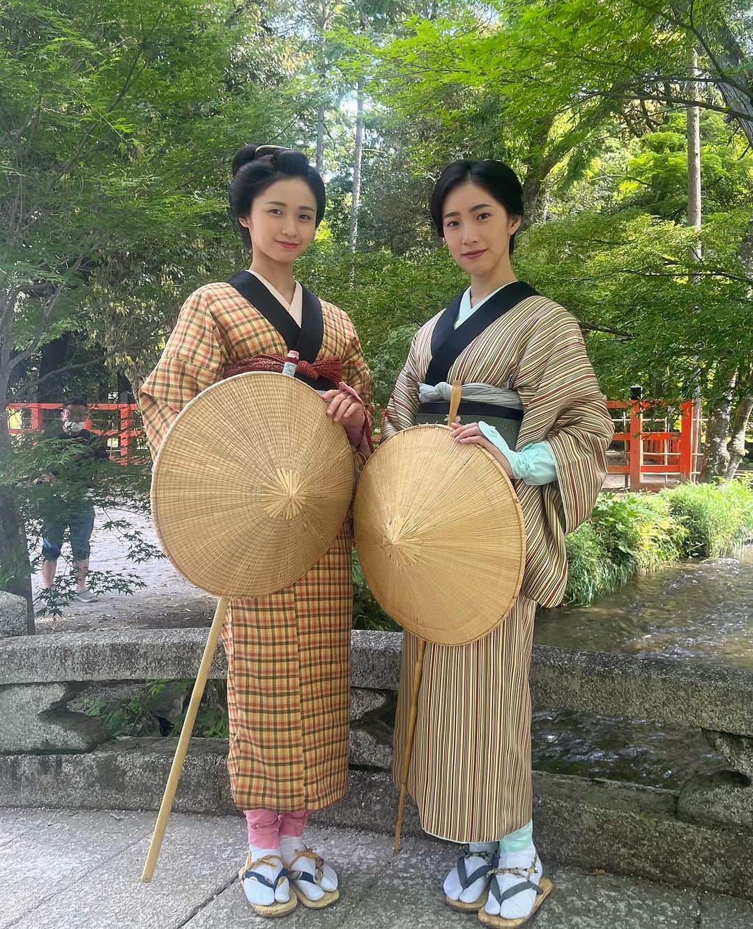 中田クルミさんのインスタグラム写真 - (中田クルミInstagram)「『雲霧仁左衛門6』 ついに最終回の放送が終わりました！ 人生初めての時代劇。 稽古を含めて3ヶ月間の京都での経験はかけがえのないものとなりました。 中井貴一さんはじめ諸先輩方から沢山のことを教えていただき、厳しくも人情深い京都のスタッフの方々に本当に助けられ、こうして無事に作品を届けられることが出来ました。  雲霧一党として長年愛される素晴らしい作品に携わることが出来て心から嬉しいです。 そして胡蝶を最後まで見守ってくださった皆様、ありがとうございました。 温かいコメント送っていただきとても嬉しいです。全て目を通しております！ また雲霧一党として戻って来られるよう、これからも日々頑張ります🔥   昨日の再放送も終わったので、気兼ねなくオフショットアップします！ ・亀菊役 @haruka_kinoshita_official ちゃんが撮ってくれた📸 ・雲霧一党集合です！(DAIGOさんは先にクランクアップされました🥹🙏) 私の着ているジャンパーは中井さんからプレゼントしていただきました。 ・亀菊&胡蝶の女雲霧コンビ。「脚絆の色がキキララだ〜🩷🩵」って話してました☺️ ・河に胡蝶の絵を流し終えてスッキリ顔の佐一さんとそれを見届ける私たち。上賀茂神社での撮影でした。 ・与之助さんが助けてくれた河。この船を漕げる役者がどんどん希少になっているそうです。伝統技術です。 ・稽古着で写真を撮るのをすっかり忘れた…！ので、せめてもの鬘写真。 ・持ち道具の浅居さんと京ことば指導の今村さんが胡蝶の持つ傘どれがいいかな〜と相談してる図。小道具一つ一つが抜かり無くとても大切に選ばれています。 ・石原興監督。時代劇のレジェンドです。必殺仕事人を50年以上撮影されています…！ ・胡蝶でほんとうに色んなお着物を着させていただきました。街着もバリエーション豊かで可愛かった🥰 ・鬘は今回2つ作っていただきました！髪飾りはどれもアンティークの貴重な物です。クランクアップの日に寂しくなって今までありがとうと写真を撮りました🥲  #雲霧仁左衛門6」10月16日 19時00分 - kurumi_nakata