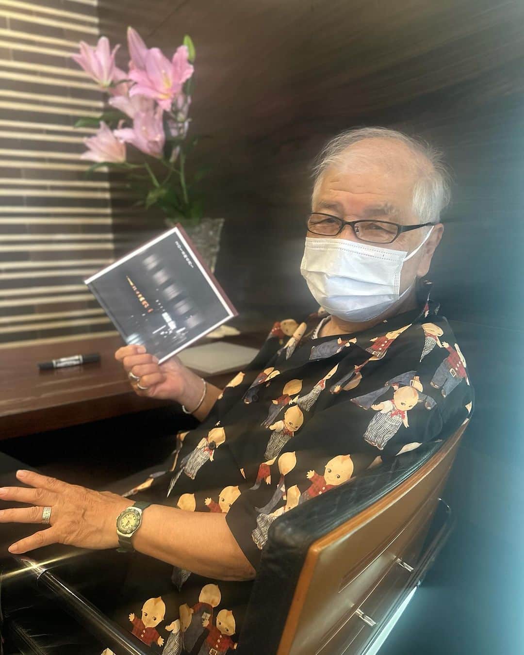 中田クルミさんのインスタグラム写真 - (中田クルミInstagram)「『雲霧仁左衛門6』 ついに最終回の放送が終わりました！ 人生初めての時代劇。 稽古を含めて3ヶ月間の京都での経験はかけがえのないものとなりました。 中井貴一さんはじめ諸先輩方から沢山のことを教えていただき、厳しくも人情深い京都のスタッフの方々に本当に助けられ、こうして無事に作品を届けられることが出来ました。  雲霧一党として長年愛される素晴らしい作品に携わることが出来て心から嬉しいです。 そして胡蝶を最後まで見守ってくださった皆様、ありがとうございました。 温かいコメント送っていただきとても嬉しいです。全て目を通しております！ また雲霧一党として戻って来られるよう、これからも日々頑張ります🔥   昨日の再放送も終わったので、気兼ねなくオフショットアップします！ ・亀菊役 @haruka_kinoshita_official ちゃんが撮ってくれた📸 ・雲霧一党集合です！(DAIGOさんは先にクランクアップされました🥹🙏) 私の着ているジャンパーは中井さんからプレゼントしていただきました。 ・亀菊&胡蝶の女雲霧コンビ。「脚絆の色がキキララだ〜🩷🩵」って話してました☺️ ・河に胡蝶の絵を流し終えてスッキリ顔の佐一さんとそれを見届ける私たち。上賀茂神社での撮影でした。 ・与之助さんが助けてくれた河。この船を漕げる役者がどんどん希少になっているそうです。伝統技術です。 ・稽古着で写真を撮るのをすっかり忘れた…！ので、せめてもの鬘写真。 ・持ち道具の浅居さんと京ことば指導の今村さんが胡蝶の持つ傘どれがいいかな〜と相談してる図。小道具一つ一つが抜かり無くとても大切に選ばれています。 ・石原興監督。時代劇のレジェンドです。必殺仕事人を50年以上撮影されています…！ ・胡蝶でほんとうに色んなお着物を着させていただきました。街着もバリエーション豊かで可愛かった🥰 ・鬘は今回2つ作っていただきました！髪飾りはどれもアンティークの貴重な物です。クランクアップの日に寂しくなって今までありがとうと写真を撮りました🥲  #雲霧仁左衛門6」10月16日 19時00分 - kurumi_nakata