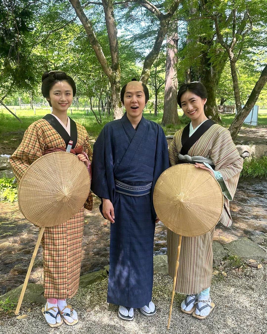 中田クルミさんのインスタグラム写真 - (中田クルミInstagram)「『雲霧仁左衛門6』 ついに最終回の放送が終わりました！ 人生初めての時代劇。 稽古を含めて3ヶ月間の京都での経験はかけがえのないものとなりました。 中井貴一さんはじめ諸先輩方から沢山のことを教えていただき、厳しくも人情深い京都のスタッフの方々に本当に助けられ、こうして無事に作品を届けられることが出来ました。  雲霧一党として長年愛される素晴らしい作品に携わることが出来て心から嬉しいです。 そして胡蝶を最後まで見守ってくださった皆様、ありがとうございました。 温かいコメント送っていただきとても嬉しいです。全て目を通しております！ また雲霧一党として戻って来られるよう、これからも日々頑張ります🔥   昨日の再放送も終わったので、気兼ねなくオフショットアップします！ ・亀菊役 @haruka_kinoshita_official ちゃんが撮ってくれた📸 ・雲霧一党集合です！(DAIGOさんは先にクランクアップされました🥹🙏) 私の着ているジャンパーは中井さんからプレゼントしていただきました。 ・亀菊&胡蝶の女雲霧コンビ。「脚絆の色がキキララだ〜🩷🩵」って話してました☺️ ・河に胡蝶の絵を流し終えてスッキリ顔の佐一さんとそれを見届ける私たち。上賀茂神社での撮影でした。 ・与之助さんが助けてくれた河。この船を漕げる役者がどんどん希少になっているそうです。伝統技術です。 ・稽古着で写真を撮るのをすっかり忘れた…！ので、せめてもの鬘写真。 ・持ち道具の浅居さんと京ことば指導の今村さんが胡蝶の持つ傘どれがいいかな〜と相談してる図。小道具一つ一つが抜かり無くとても大切に選ばれています。 ・石原興監督。時代劇のレジェンドです。必殺仕事人を50年以上撮影されています…！ ・胡蝶でほんとうに色んなお着物を着させていただきました。街着もバリエーション豊かで可愛かった🥰 ・鬘は今回2つ作っていただきました！髪飾りはどれもアンティークの貴重な物です。クランクアップの日に寂しくなって今までありがとうと写真を撮りました🥲  #雲霧仁左衛門6」10月16日 19時00分 - kurumi_nakata