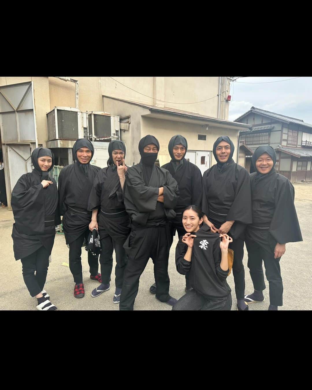 中田クルミさんのインスタグラム写真 - (中田クルミInstagram)「『雲霧仁左衛門6』 ついに最終回の放送が終わりました！ 人生初めての時代劇。 稽古を含めて3ヶ月間の京都での経験はかけがえのないものとなりました。 中井貴一さんはじめ諸先輩方から沢山のことを教えていただき、厳しくも人情深い京都のスタッフの方々に本当に助けられ、こうして無事に作品を届けられることが出来ました。  雲霧一党として長年愛される素晴らしい作品に携わることが出来て心から嬉しいです。 そして胡蝶を最後まで見守ってくださった皆様、ありがとうございました。 温かいコメント送っていただきとても嬉しいです。全て目を通しております！ また雲霧一党として戻って来られるよう、これからも日々頑張ります🔥   昨日の再放送も終わったので、気兼ねなくオフショットアップします！ ・亀菊役 @haruka_kinoshita_official ちゃんが撮ってくれた📸 ・雲霧一党集合です！(DAIGOさんは先にクランクアップされました🥹🙏) 私の着ているジャンパーは中井さんからプレゼントしていただきました。 ・亀菊&胡蝶の女雲霧コンビ。「脚絆の色がキキララだ〜🩷🩵」って話してました☺️ ・河に胡蝶の絵を流し終えてスッキリ顔の佐一さんとそれを見届ける私たち。上賀茂神社での撮影でした。 ・与之助さんが助けてくれた河。この船を漕げる役者がどんどん希少になっているそうです。伝統技術です。 ・稽古着で写真を撮るのをすっかり忘れた…！ので、せめてもの鬘写真。 ・持ち道具の浅居さんと京ことば指導の今村さんが胡蝶の持つ傘どれがいいかな〜と相談してる図。小道具一つ一つが抜かり無くとても大切に選ばれています。 ・石原興監督。時代劇のレジェンドです。必殺仕事人を50年以上撮影されています…！ ・胡蝶でほんとうに色んなお着物を着させていただきました。街着もバリエーション豊かで可愛かった🥰 ・鬘は今回2つ作っていただきました！髪飾りはどれもアンティークの貴重な物です。クランクアップの日に寂しくなって今までありがとうと写真を撮りました🥲  #雲霧仁左衛門6」10月16日 19時00分 - kurumi_nakata