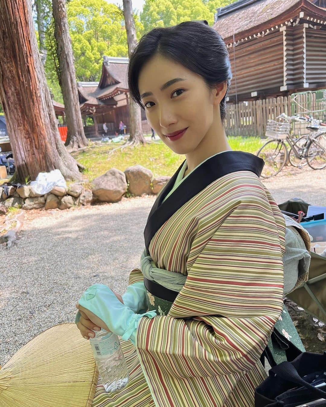中田クルミさんのインスタグラム写真 - (中田クルミInstagram)「『雲霧仁左衛門6』 ついに最終回の放送が終わりました！ 人生初めての時代劇。 稽古を含めて3ヶ月間の京都での経験はかけがえのないものとなりました。 中井貴一さんはじめ諸先輩方から沢山のことを教えていただき、厳しくも人情深い京都のスタッフの方々に本当に助けられ、こうして無事に作品を届けられることが出来ました。  雲霧一党として長年愛される素晴らしい作品に携わることが出来て心から嬉しいです。 そして胡蝶を最後まで見守ってくださった皆様、ありがとうございました。 温かいコメント送っていただきとても嬉しいです。全て目を通しております！ また雲霧一党として戻って来られるよう、これからも日々頑張ります🔥   昨日の再放送も終わったので、気兼ねなくオフショットアップします！ ・亀菊役 @haruka_kinoshita_official ちゃんが撮ってくれた📸 ・雲霧一党集合です！(DAIGOさんは先にクランクアップされました🥹🙏) 私の着ているジャンパーは中井さんからプレゼントしていただきました。 ・亀菊&胡蝶の女雲霧コンビ。「脚絆の色がキキララだ〜🩷🩵」って話してました☺️ ・河に胡蝶の絵を流し終えてスッキリ顔の佐一さんとそれを見届ける私たち。上賀茂神社での撮影でした。 ・与之助さんが助けてくれた河。この船を漕げる役者がどんどん希少になっているそうです。伝統技術です。 ・稽古着で写真を撮るのをすっかり忘れた…！ので、せめてもの鬘写真。 ・持ち道具の浅居さんと京ことば指導の今村さんが胡蝶の持つ傘どれがいいかな〜と相談してる図。小道具一つ一つが抜かり無くとても大切に選ばれています。 ・石原興監督。時代劇のレジェンドです。必殺仕事人を50年以上撮影されています…！ ・胡蝶でほんとうに色んなお着物を着させていただきました。街着もバリエーション豊かで可愛かった🥰 ・鬘は今回2つ作っていただきました！髪飾りはどれもアンティークの貴重な物です。クランクアップの日に寂しくなって今までありがとうと写真を撮りました🥲  #雲霧仁左衛門6」10月16日 19時00分 - kurumi_nakata