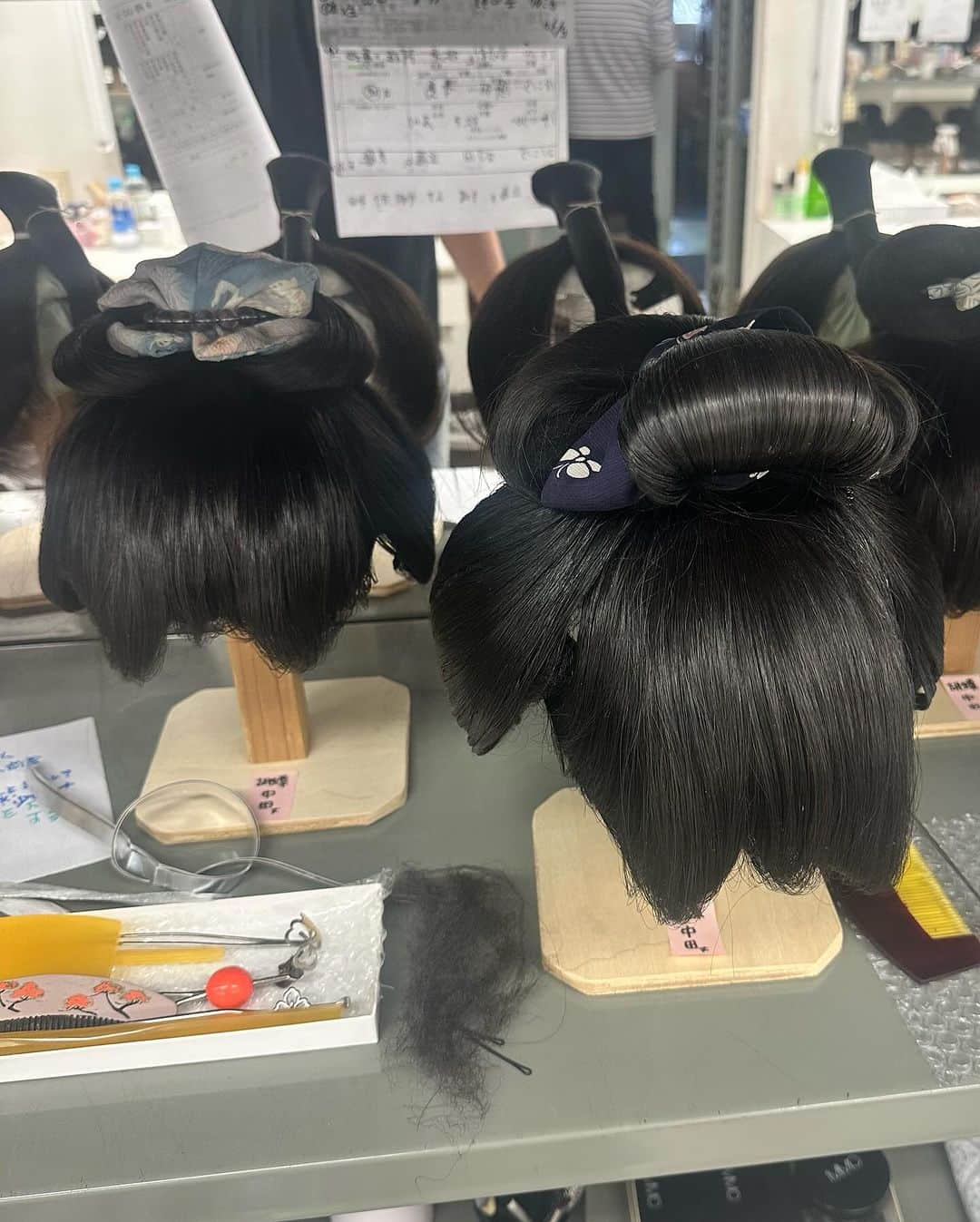 中田クルミさんのインスタグラム写真 - (中田クルミInstagram)「『雲霧仁左衛門6』 ついに最終回の放送が終わりました！ 人生初めての時代劇。 稽古を含めて3ヶ月間の京都での経験はかけがえのないものとなりました。 中井貴一さんはじめ諸先輩方から沢山のことを教えていただき、厳しくも人情深い京都のスタッフの方々に本当に助けられ、こうして無事に作品を届けられることが出来ました。  雲霧一党として長年愛される素晴らしい作品に携わることが出来て心から嬉しいです。 そして胡蝶を最後まで見守ってくださった皆様、ありがとうございました。 温かいコメント送っていただきとても嬉しいです。全て目を通しております！ また雲霧一党として戻って来られるよう、これからも日々頑張ります🔥   昨日の再放送も終わったので、気兼ねなくオフショットアップします！ ・亀菊役 @haruka_kinoshita_official ちゃんが撮ってくれた📸 ・雲霧一党集合です！(DAIGOさんは先にクランクアップされました🥹🙏) 私の着ているジャンパーは中井さんからプレゼントしていただきました。 ・亀菊&胡蝶の女雲霧コンビ。「脚絆の色がキキララだ〜🩷🩵」って話してました☺️ ・河に胡蝶の絵を流し終えてスッキリ顔の佐一さんとそれを見届ける私たち。上賀茂神社での撮影でした。 ・与之助さんが助けてくれた河。この船を漕げる役者がどんどん希少になっているそうです。伝統技術です。 ・稽古着で写真を撮るのをすっかり忘れた…！ので、せめてもの鬘写真。 ・持ち道具の浅居さんと京ことば指導の今村さんが胡蝶の持つ傘どれがいいかな〜と相談してる図。小道具一つ一つが抜かり無くとても大切に選ばれています。 ・石原興監督。時代劇のレジェンドです。必殺仕事人を50年以上撮影されています…！ ・胡蝶でほんとうに色んなお着物を着させていただきました。街着もバリエーション豊かで可愛かった🥰 ・鬘は今回2つ作っていただきました！髪飾りはどれもアンティークの貴重な物です。クランクアップの日に寂しくなって今までありがとうと写真を撮りました🥲  #雲霧仁左衛門6」10月16日 19時00分 - kurumi_nakata