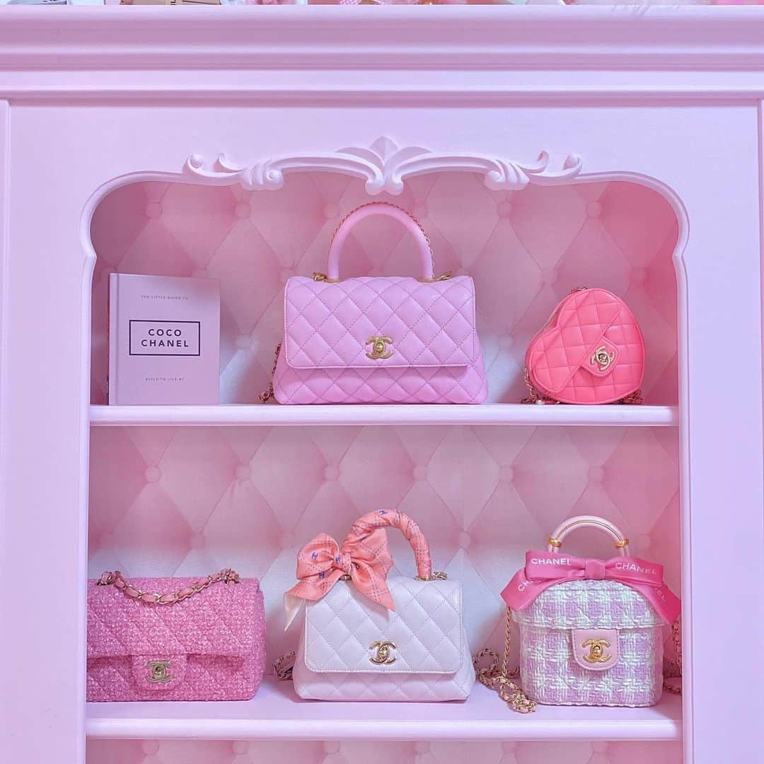 まろんちゃんのインスタグラム：「ピンクが一生すきだよ🩷  #fancytoy#vintagetoys#pinkroom#kidsroom#ファンシー#ゆめかわ#パステル#ビンテージトイ#キッズルーム #子供部屋 #ピンクルーム#ピンク部屋#ゆめかわいい#myroom#おもちゃ部屋#ファンシートイ #pink#ピンク#インテリア#アンティーク家具#ガーリーインテリア#マントルピース#インテリアコーディネート#フレンチガーリー」