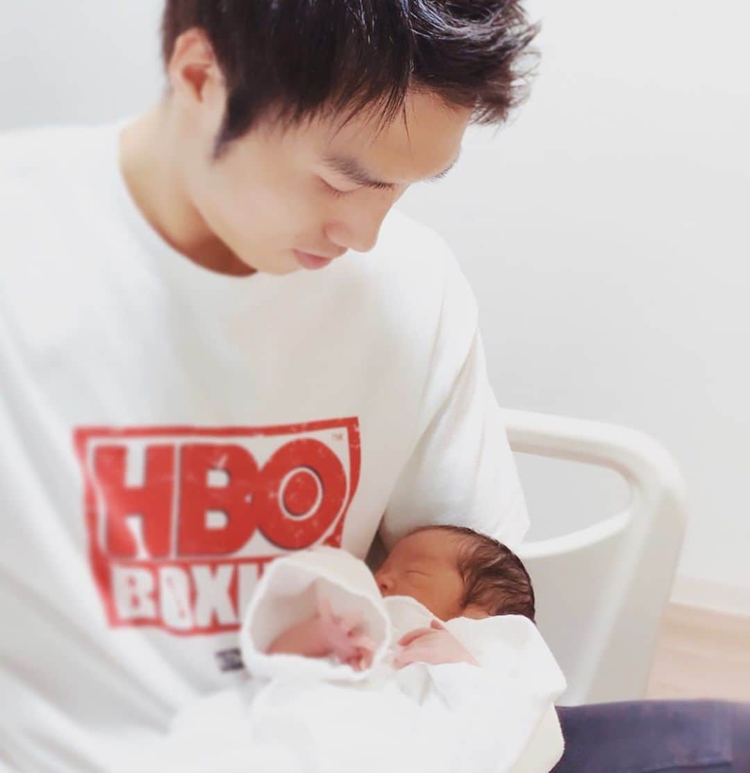 丸田陽七太のインスタグラム：「丸田 陽七太です！  10月12日 10時3分  元気な男の子（息子）が 産まれてきてくれました🩵  名前は 丸田 颯七（まるた はな）です！  花のように たくさんの幸せをくれる颯七。  清らかに幸せいっぱい育つよう。  そして、 僕にとって凄く大切な 「颯」の漢字を使い、 颯七 と言う名前にしました！  颯七をお腹に授かってから 毎日、毎時間、どんな時も。 笑顔で 一生懸命 大切に育て、 凄く元気で可愛い 颯七 を 産んでくれた妻に本当に感謝です。 ありがとう。  毎日、目に見えて 成長していく 颯七 に 負けないくらい 成長して行けるよう 僕も頑張ります！  いつも応援してくださる皆様 本当にありがとうございます。  これからも笑顔いっぱい 幸せいっぱい 丸田家 を よろしくお願いします😌☺️🥰  颯七、 丸田家に産まれてきてくれて ありがとう🩵」