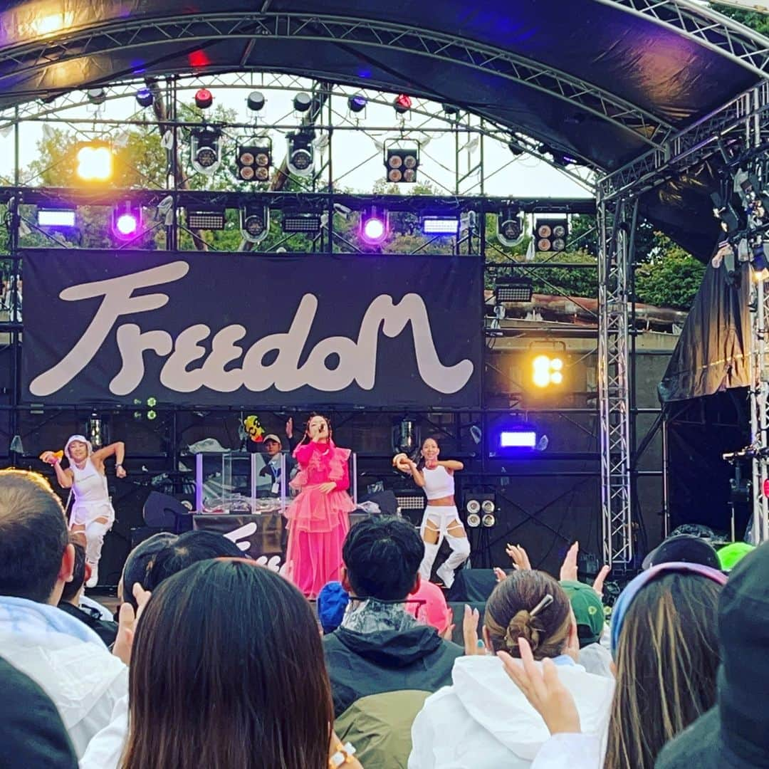 lecca_officialさんのインスタグラム写真 - (lecca_officialInstagram)「@minmidesu さん主催のFREEDOMBAY2023、今年はなんと千葉開催！だけでも驚いていたのに、なんと私たちチームれっかも呼んでくださり、もう暴風雨だろうが竜巻だろうがお客さんは大変なので心配だったけどとにかく最高に楽しい時間を一緒に！の気持ちで、クソひっさしぶりに歌う曲なども交えてスペシャルセトリで参りました🔥  雨がざんざん降った直後のステージで飛び跳ね始めてまんまとコケるという醜態を見せたものの そしてお客さんに投げたタオルが地面に落ちてスタッフに拾われるという痴態も見せたものの  ステージ、会場全てが愛とパワーに包まれていて、めちゃくちゃ私も元気もらえました！ありがとうございました！  巻き巻きで曲、曲、曲やって時間いっぱいで帰ってきたのでMCあんま喋れなかったので補足させてもらうとね  みんな、みんな　幸せになっていいと思うのです ちょっと頑張りすぎだけどもっと頑張らなきゃとか、認められなきゃダメとか、誰かよりすごくなきゃダメとか 変な考え入っちゃってるかもしれないけどそんなことは決してなくて  もう十分頑張ってて、この大変な時代によく普通に寝て起きて生活して、よくぞあなたがあなたとして全力で生きててくださっている！と思うから  自分を褒めたげて。自分すごいやって認めてあげて自分のしたいこといっぱい自分にやらしてあげて。 小さくても大きくてもいっぱい自分に夢持たせてあげて。それ、どんどん叶えてあげて。 私にとっては、FREEDOMに出るなんて大きな大きな夢の一つだったよ。まさかの、今年それが叶った！大きな愛で支えてくれたminmiさんには感謝しかない。 小さい夢も、大きい夢も　もっと自分に見せてやらんとなと思わせてくれたFREEDOMBAY2023  他のアーティストさんたちのステージもめっちゃみんな良かった🔥🔥  そして何よりお客さんたちの「雨？それが何か？」ていうたくましい姿が、眩しかった🔥🔥🔥 @missrudye 　来年urbanchampion25周年頑張ろう @maimaiomj 　あの後お風呂であったまった？ @boooooyaka_sha 　タオル奪ってごめんなさい。」10月16日 10時10分 - lecca_official